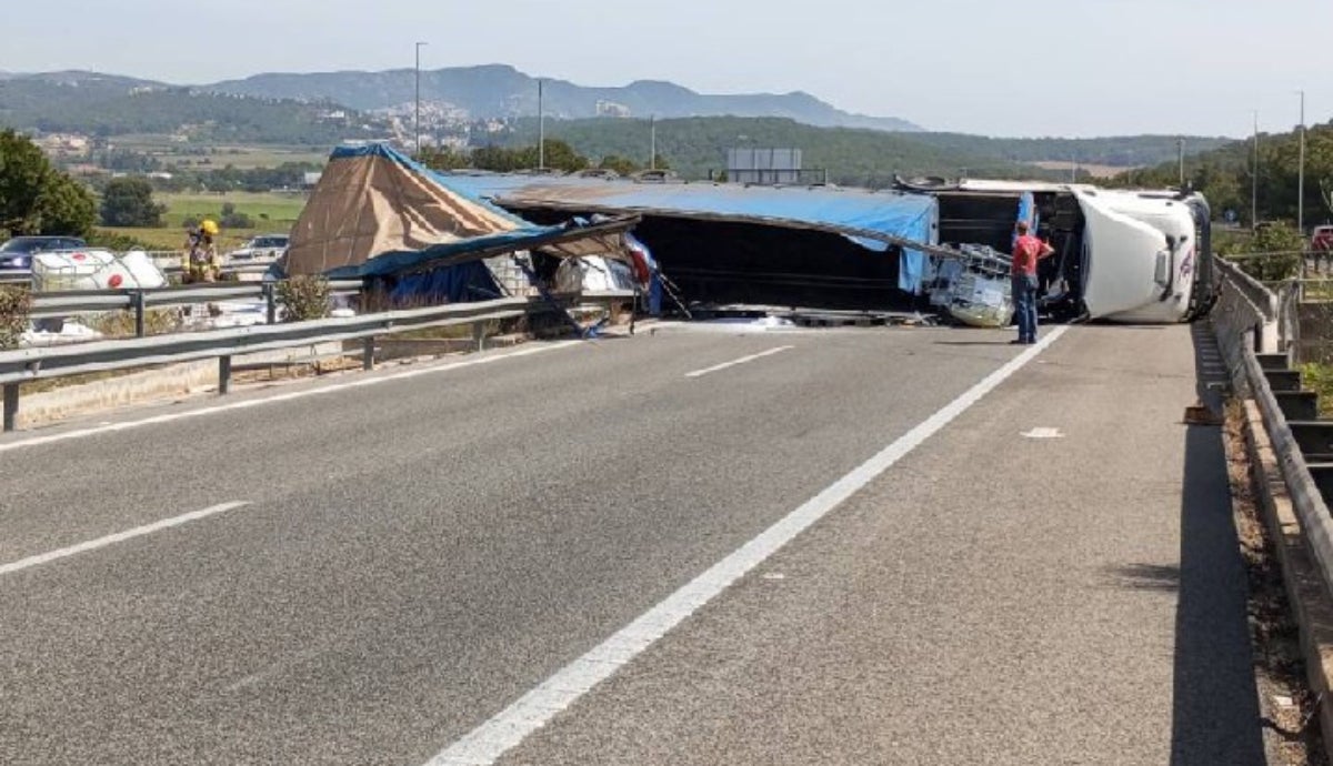 El camió bolcat a la C-32 | Bombers