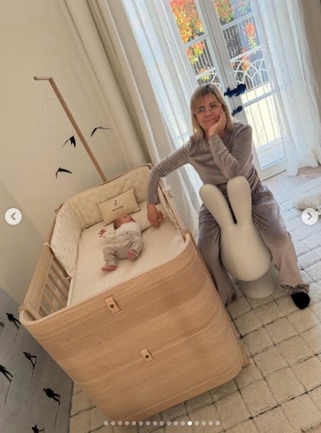 L'àvia, feliç amb el petitó - Instagram