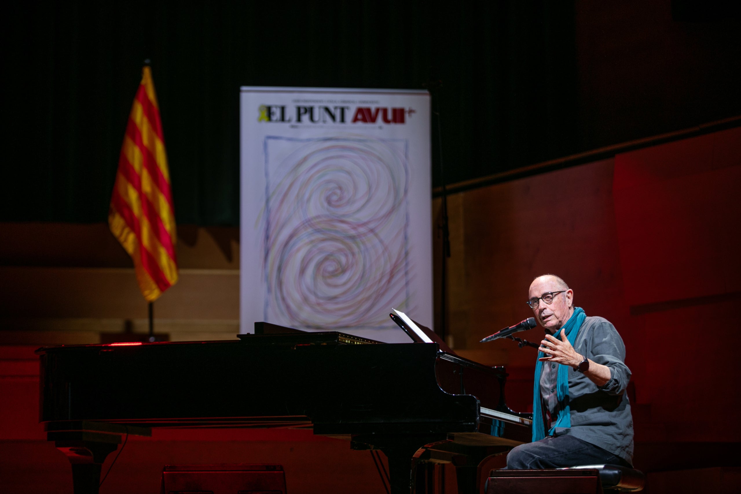 Lluís Llach durant la seva actuació en l'acte central de la celebració dels 50 anys del diari 'Avui' / Foto: Quim Puig / EPA