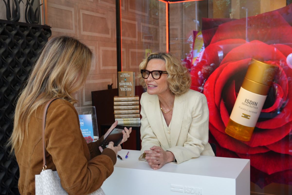 Marimer Pérez durant la signatura de llibres | Foto de ISDIN