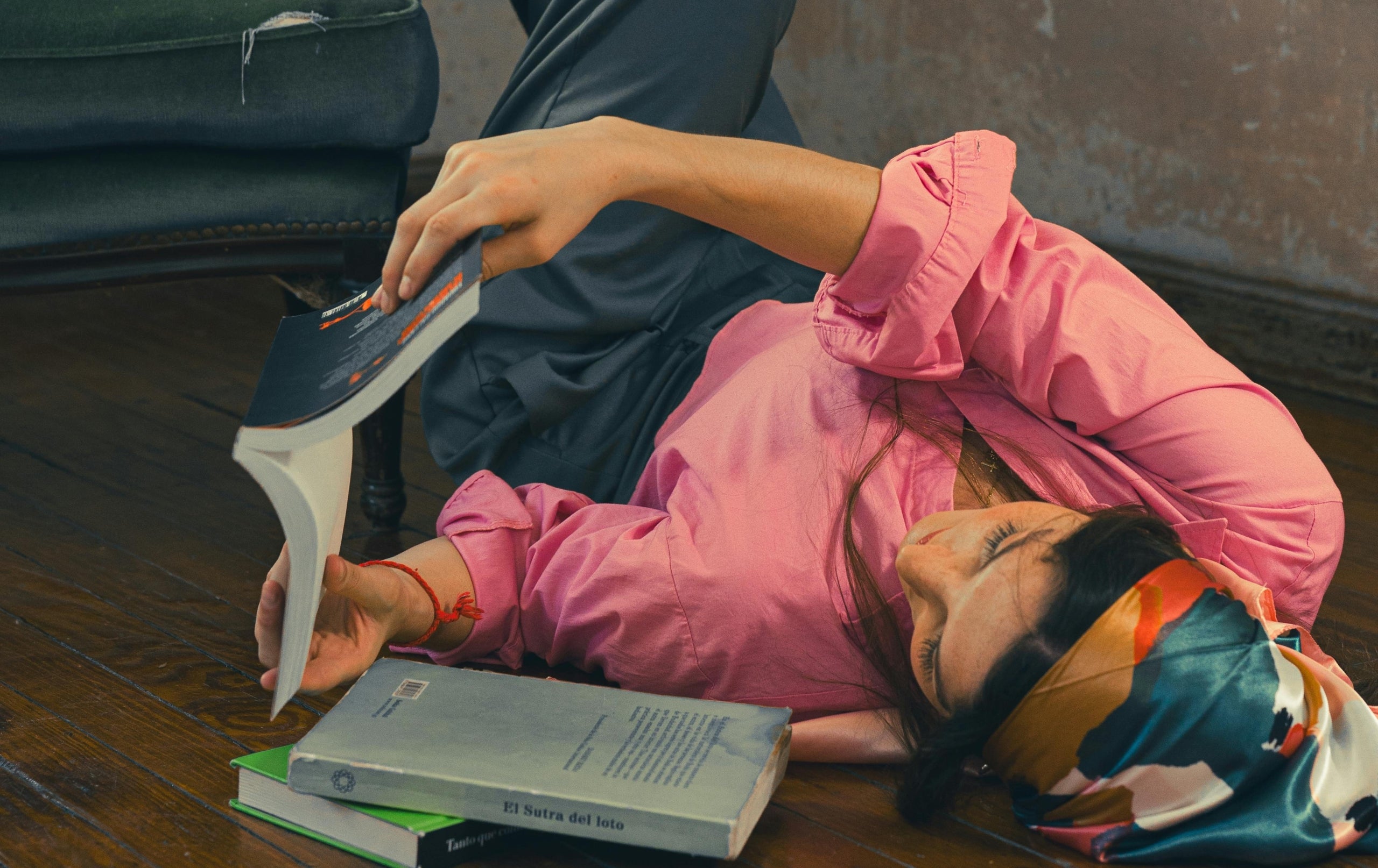 Una dona llegint un llibre relaxada| Guillermo Berlin / Pexels