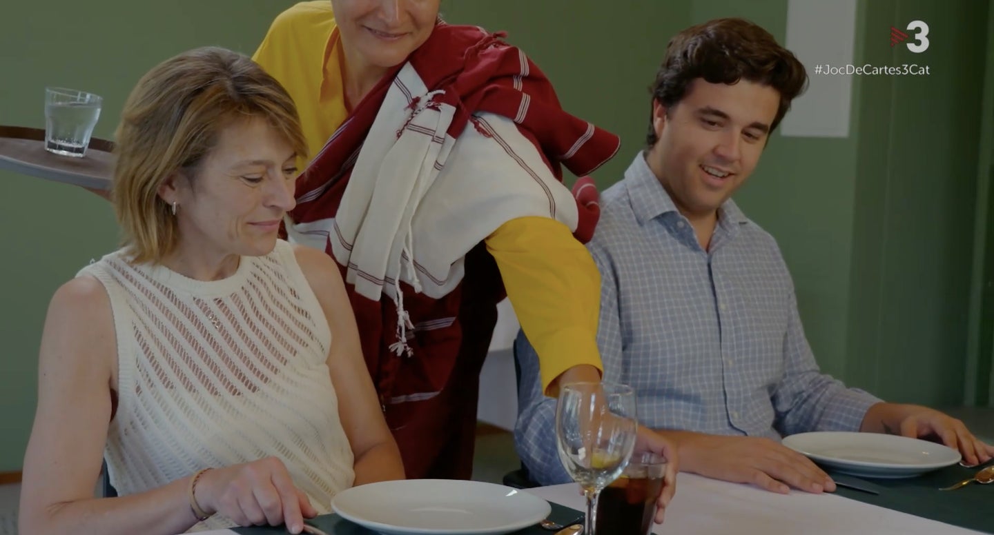 Que els hagi servit una budista amb el vestit tradicional els ha fet gràcia - TV3