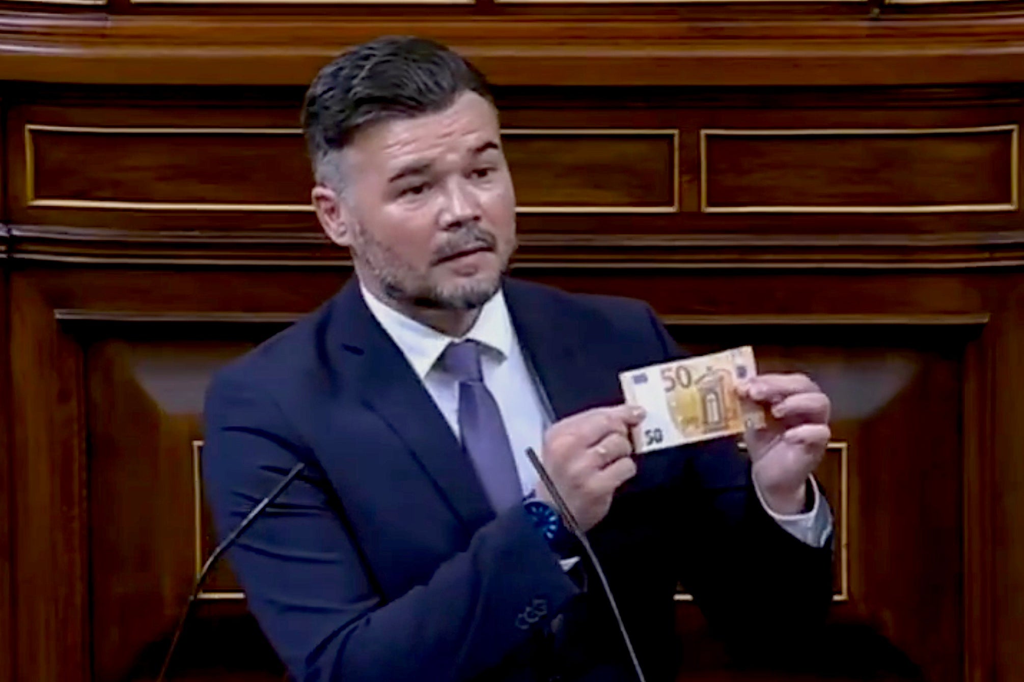Gabriel Rufián ensenyant 50 euros als diputats de Junts després que s'hagi tombat el decret de la pròrroga dels lloguers 