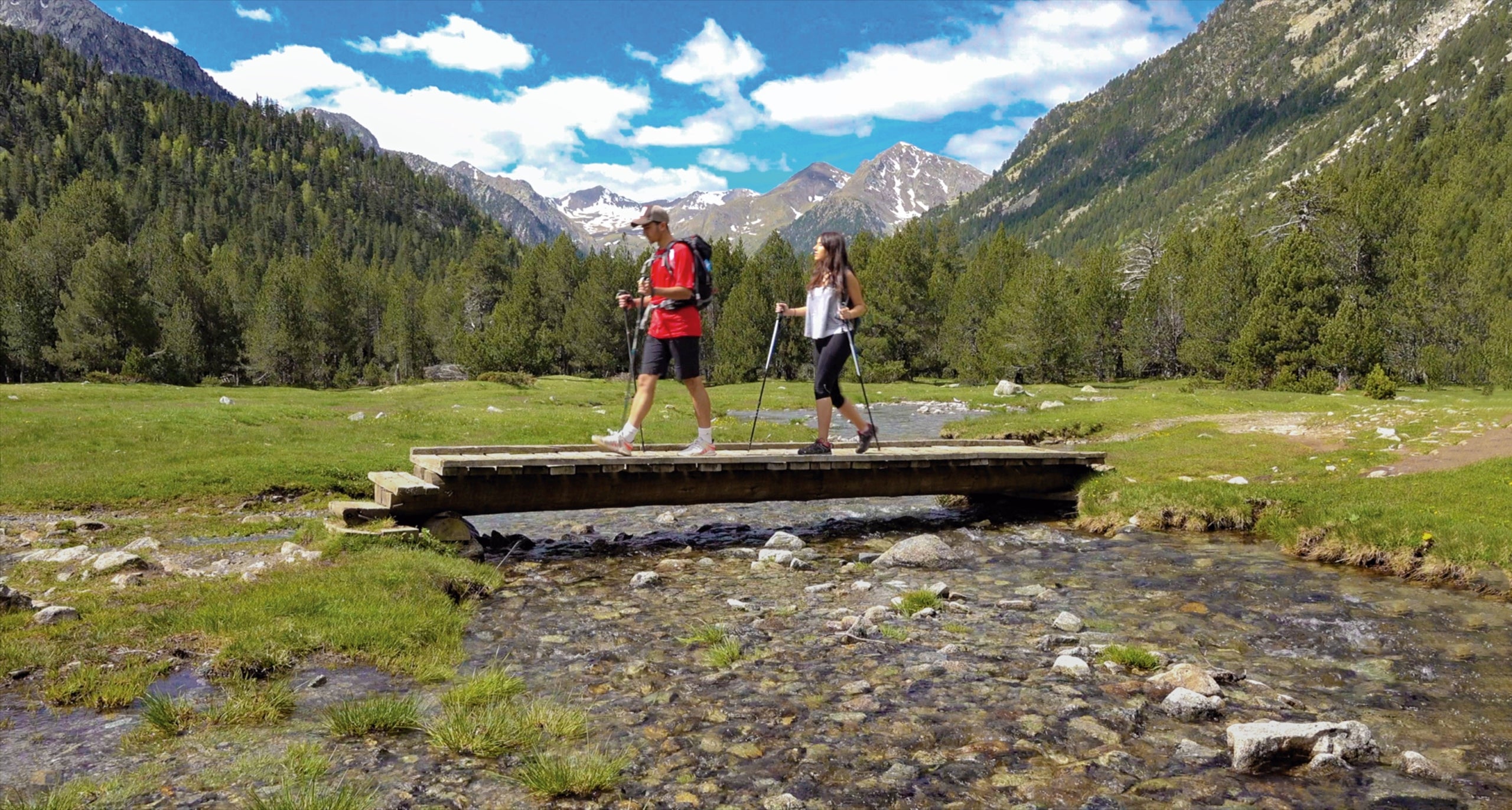 Dos senderistes al Parc Nacional d'Aigüestortes i Estany de Sant Maurici, a l'Alta Ribagorça / Foto: Oriol Clavera / 
Patronat de Turisme de les Terres de Lleida