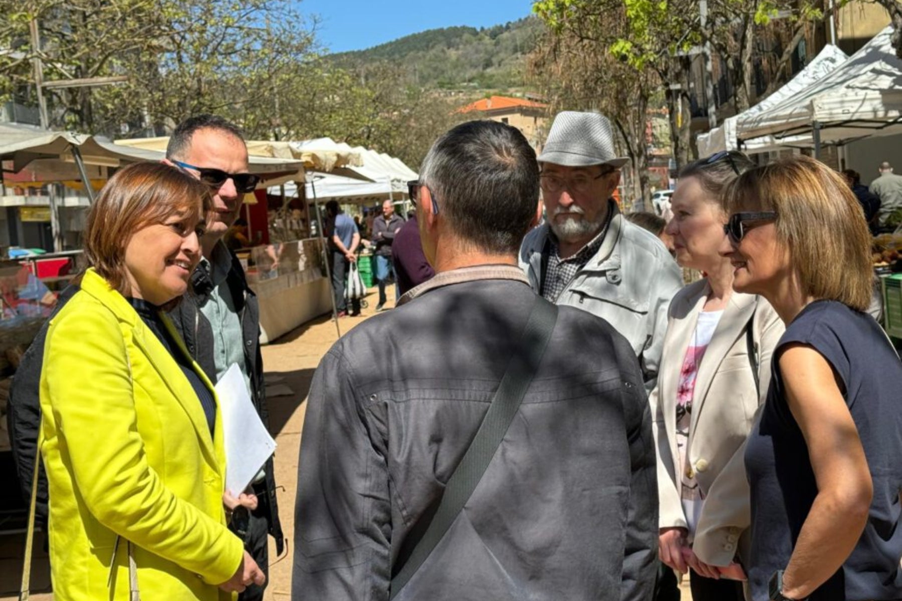 Sílvia Paneque, amb Enric Pérez, al mercat de Ripoll / PSC