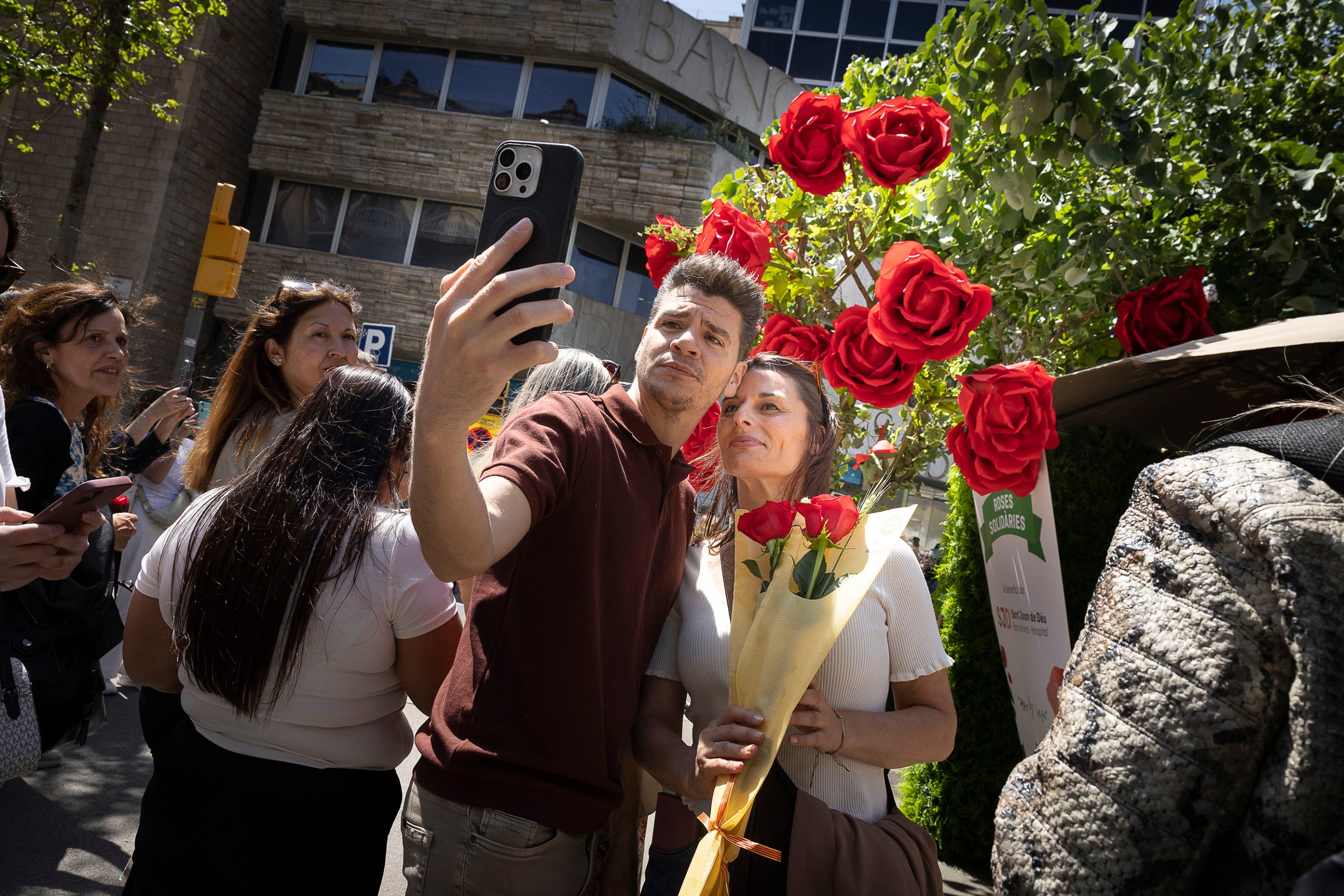 Diada de Sant Jordi al centre de Barcelona. Rambla Catalunya.
23.04.2026, Barcelona

foto: Jordi Play