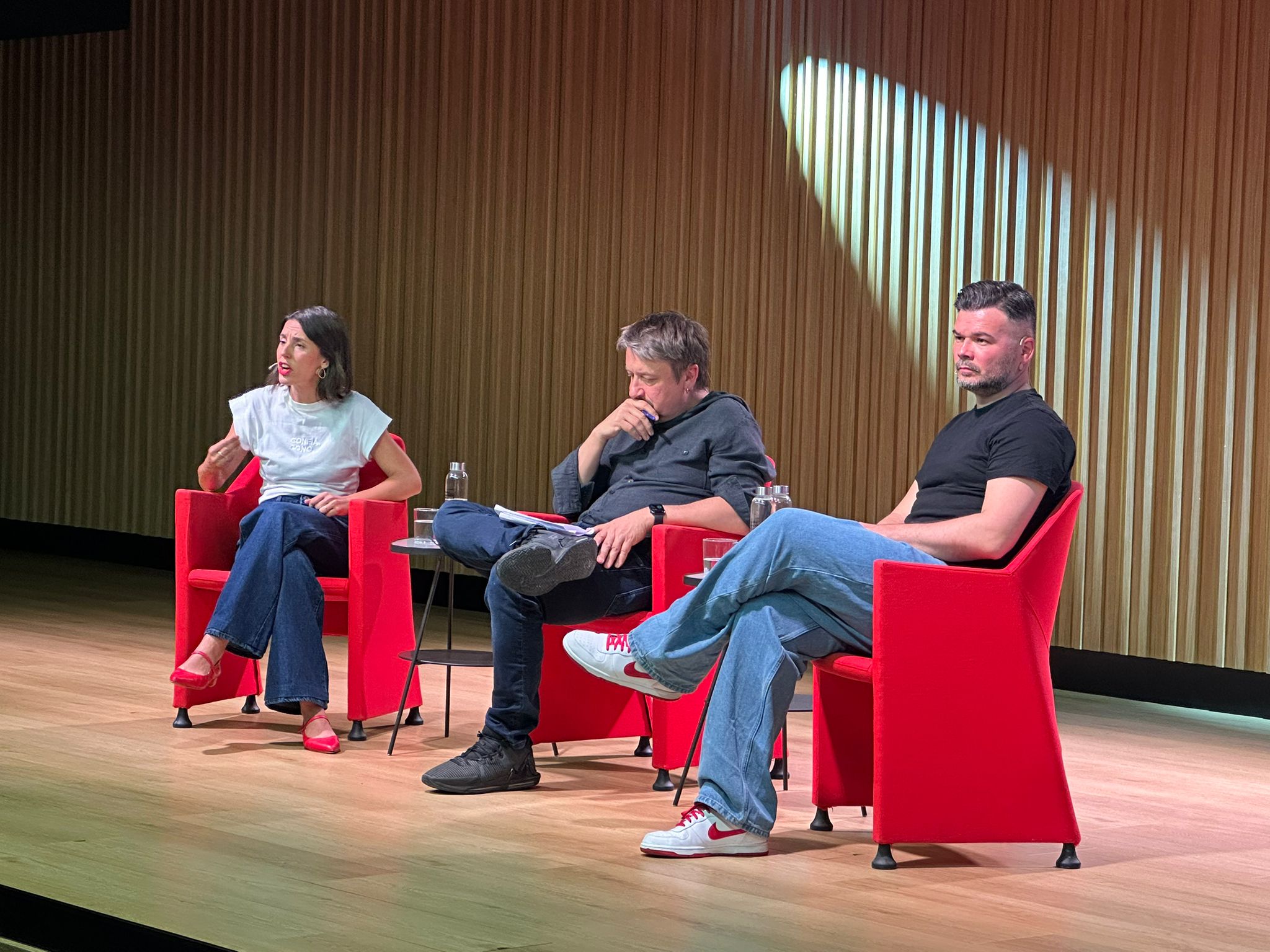 Gabriel Rufián, durant l'acte a la UPF amb Irene Montero i Xavier Domènech / JMB