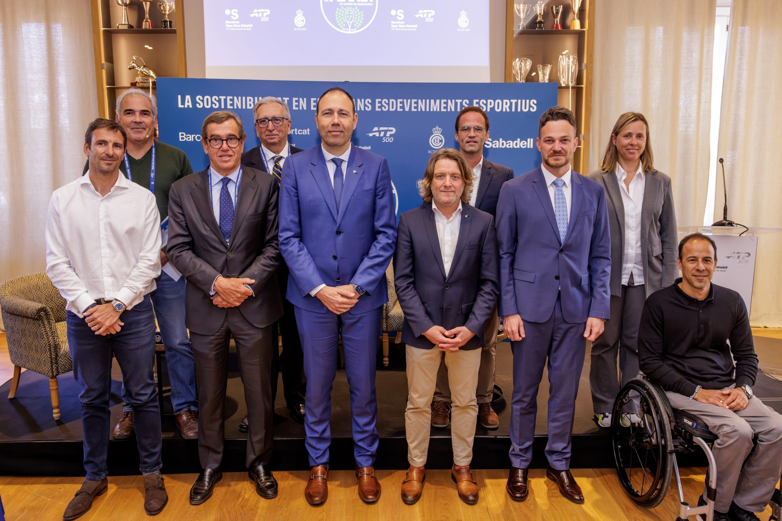 De izquierda a derecha abajo: Tommy Robredo, exjugador profesional y director deportivo del Torneo Godó; Jordi Cambra, presidente del Real Club de Tenis Barcelona; Berni Álvarez, consejero de Deportes de la Generalitat de Cataluña; David Escudé, presidente del Área de Deportes de la Diputación de Barcelona, y concejal de Deportes del Ayuntamiento de Barcelona; Felipe Campos, consejero delegado de Aigües de Barcelona y director de Acción Social de Veolia y José Coronado, fundador y director del TRAM Barcelona Open. De izquierda a derecha, arriba: Ignasi Cubiñà, miembro del Board Cradle to Cradle; José María Baldasano, catedrático emérito de Ingeniería Ambiental de la UPC y miembro de la Comisión de Sostenibilidad del Real Club de Tenis Barcelona; Xavier Bernat, director de Estrategia, Innovación y Desarrollo de Aigües de Barcelona; y Núria Hernàndez, directora de Eventos y Promoción Deportiva del Ayuntamiento de Barcelona.