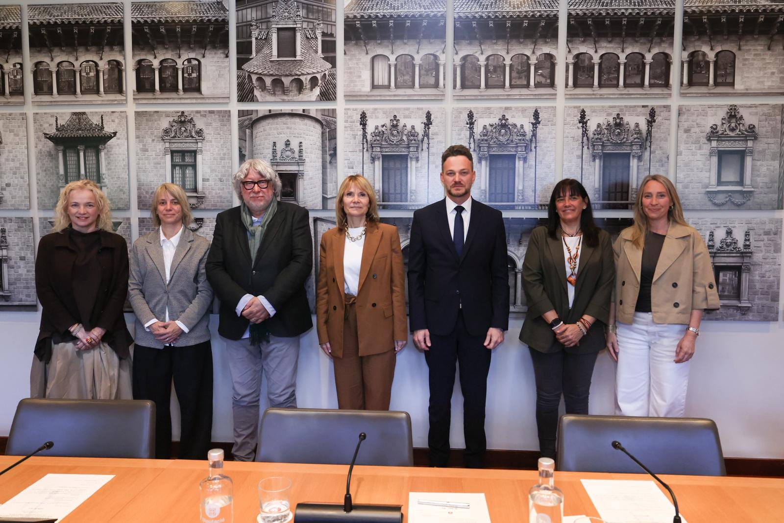 Foto de família dels participants en l'acte de signatura dels convenis / Foto: Aigües de Barcelona