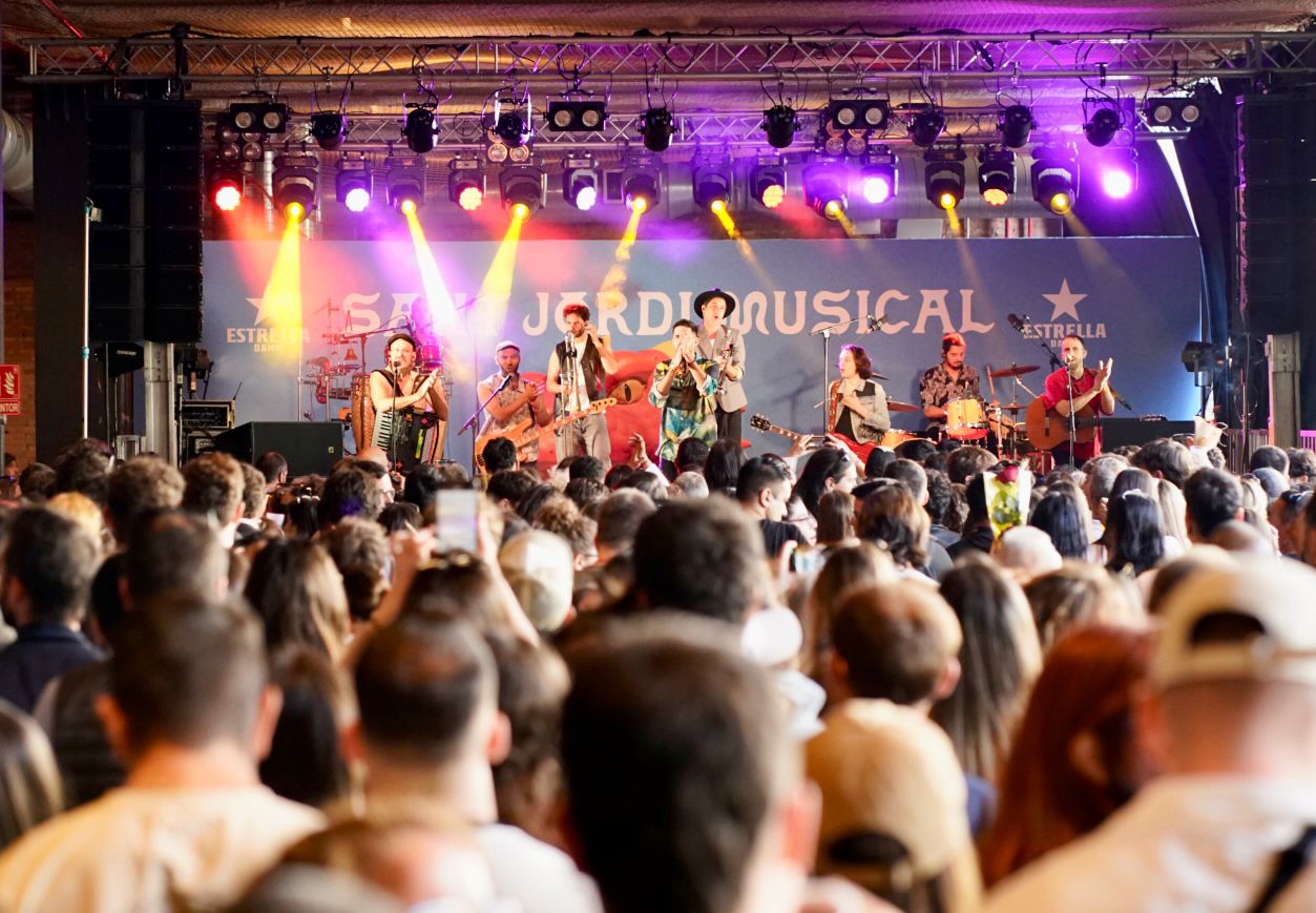 El cantant de La Pegatina durant la seva actuació de Sant Jordi a l'Antiga fàbrica Damm / Foto: Mireia Comas