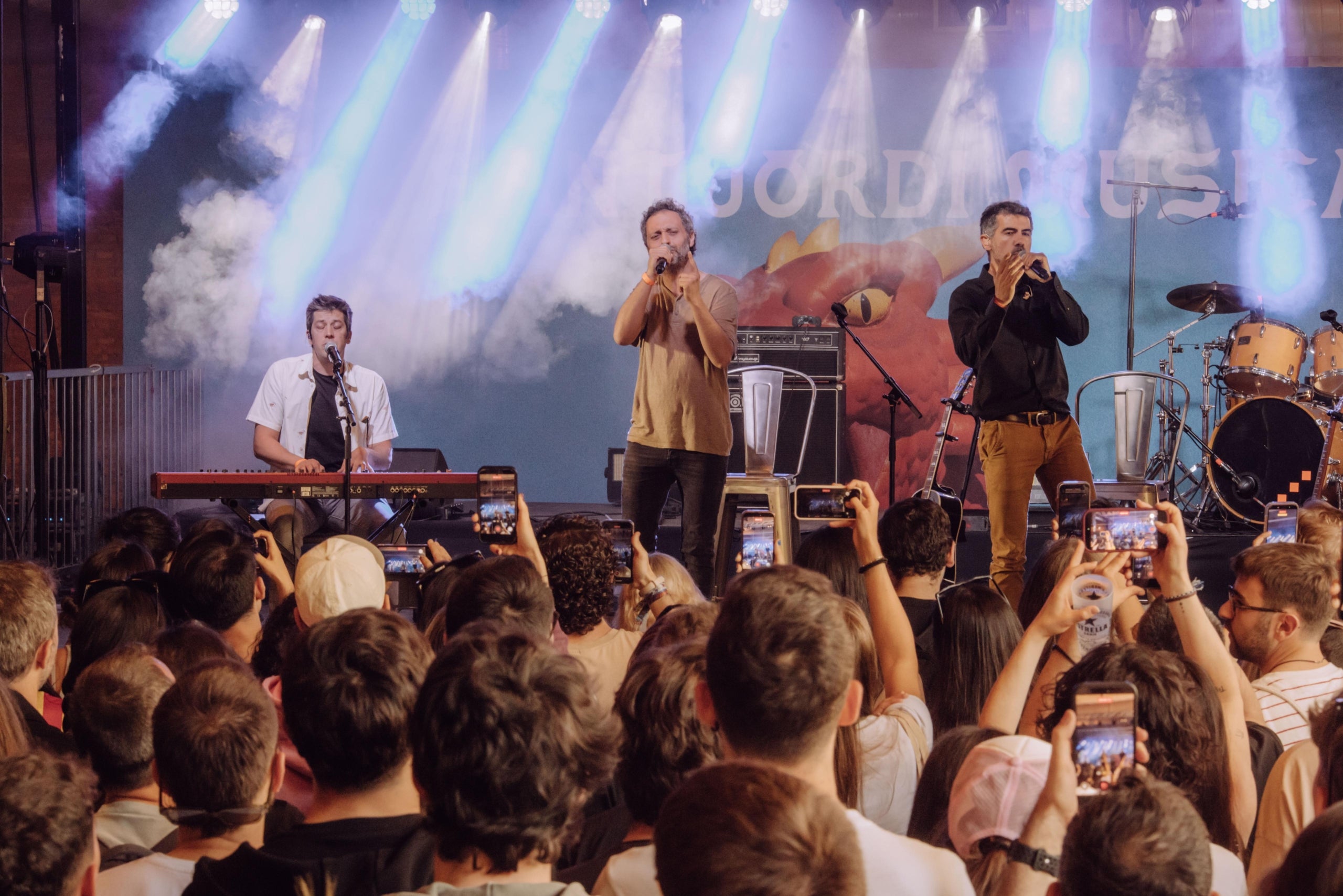 Actuació dels Amics de les Arts per Sant Jordi a l'antiga fàbrica d'Estrella Damm / Cedida