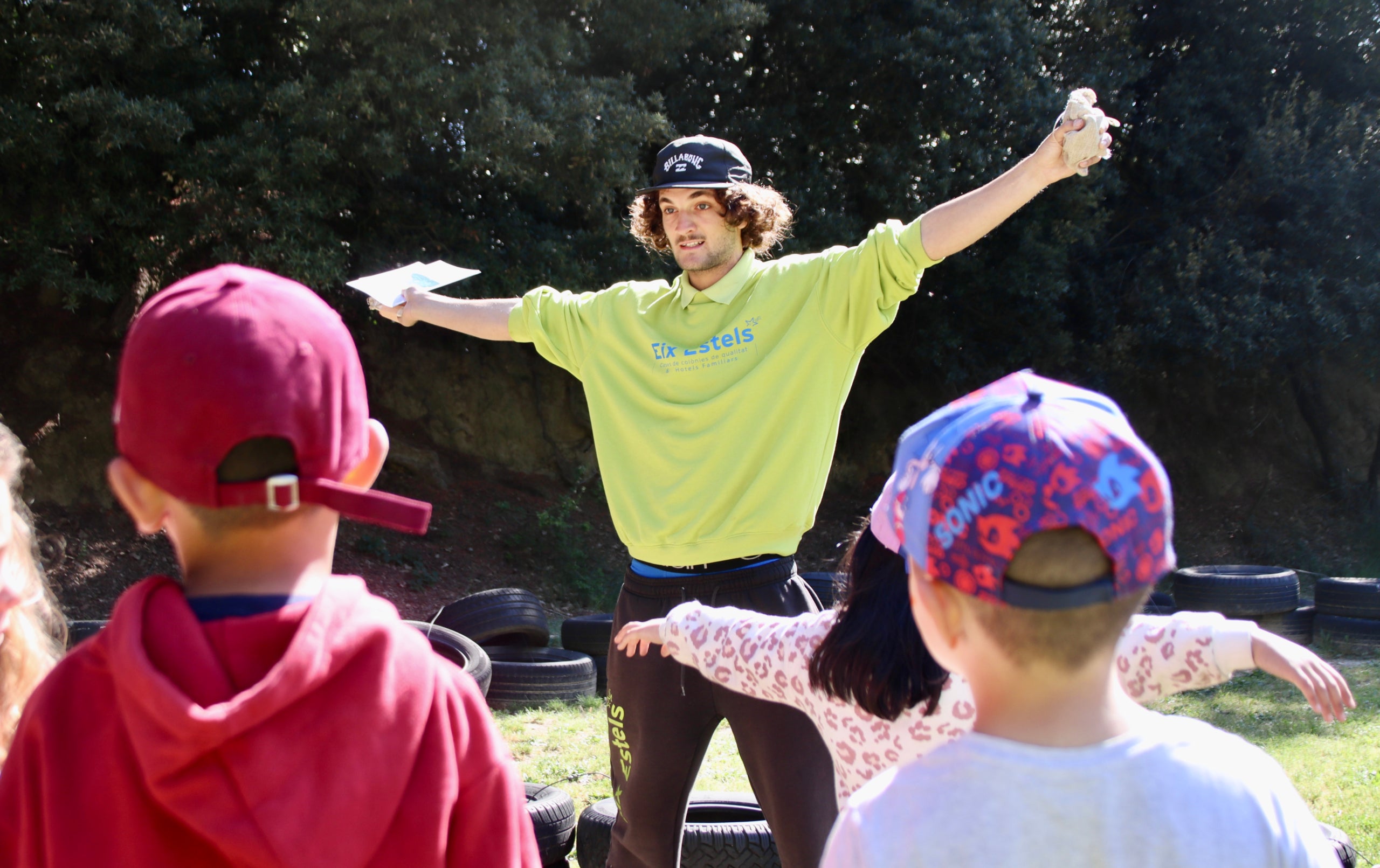 Uno de los monitores de Eix Estels guía un juego con los niños que hacen colonias en Mas Banyeres de Centelles | Laura Busquets (ACN)