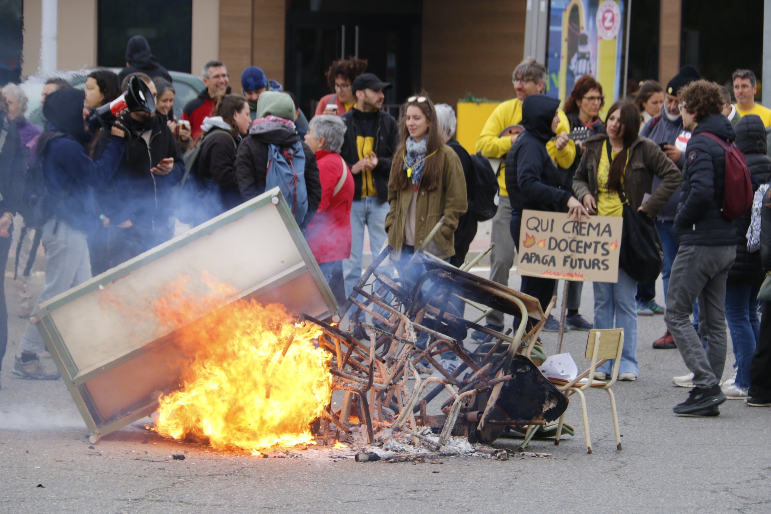 Docents encenen una foguera en una de les rotondes d'accés a Lleida per l'N-240. | Roger Segura (ACN)