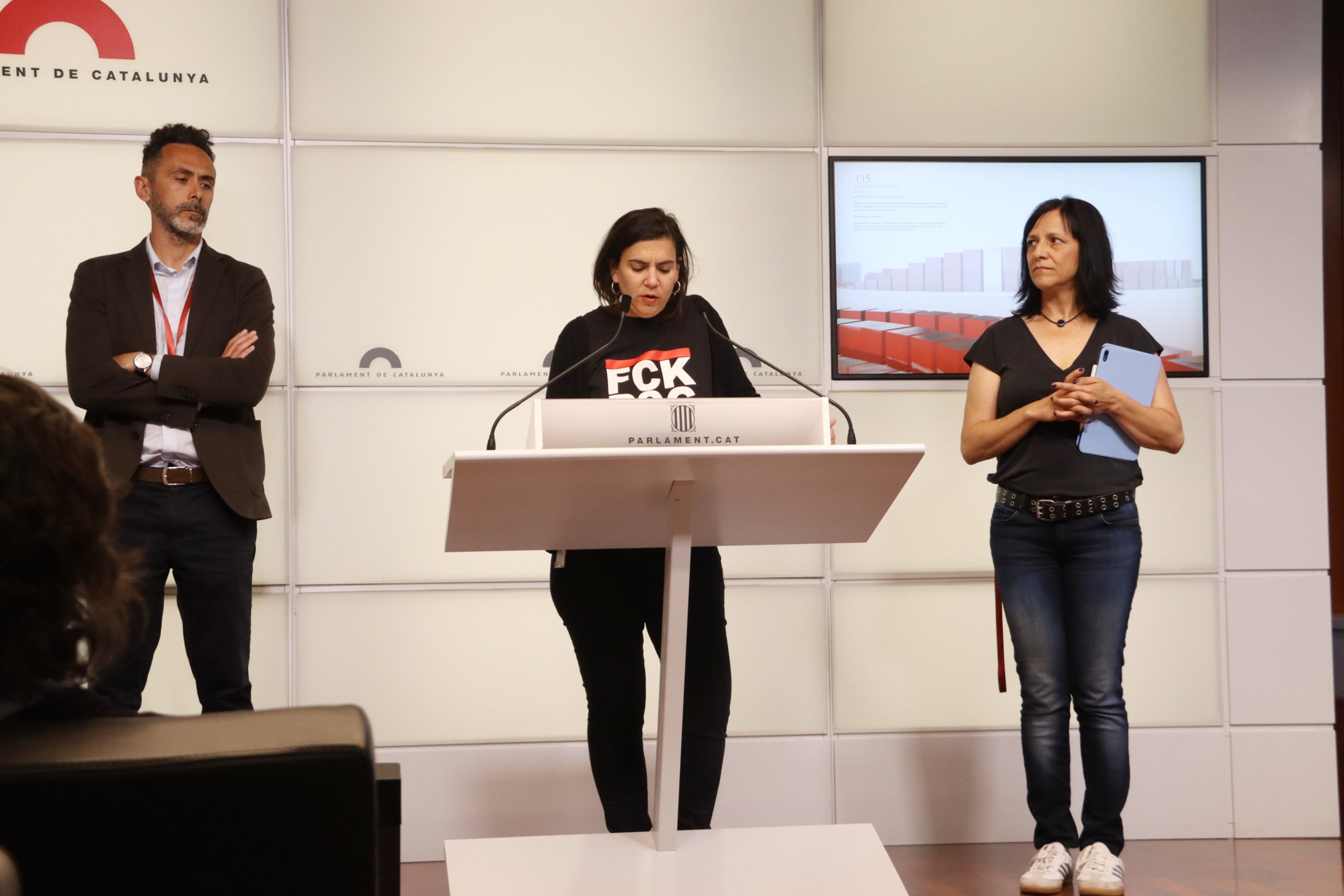 La secretària general d'Ensenyament de la CGT, Laura Gené, compareix davant els periodistes des del Parlament; prèviament ho han fet la portaveu d'USTEC, Iolanda Segura, i l'advocat d'aquest sindicat, Ivan Vázquez |  Laura Fíguls (ACN)