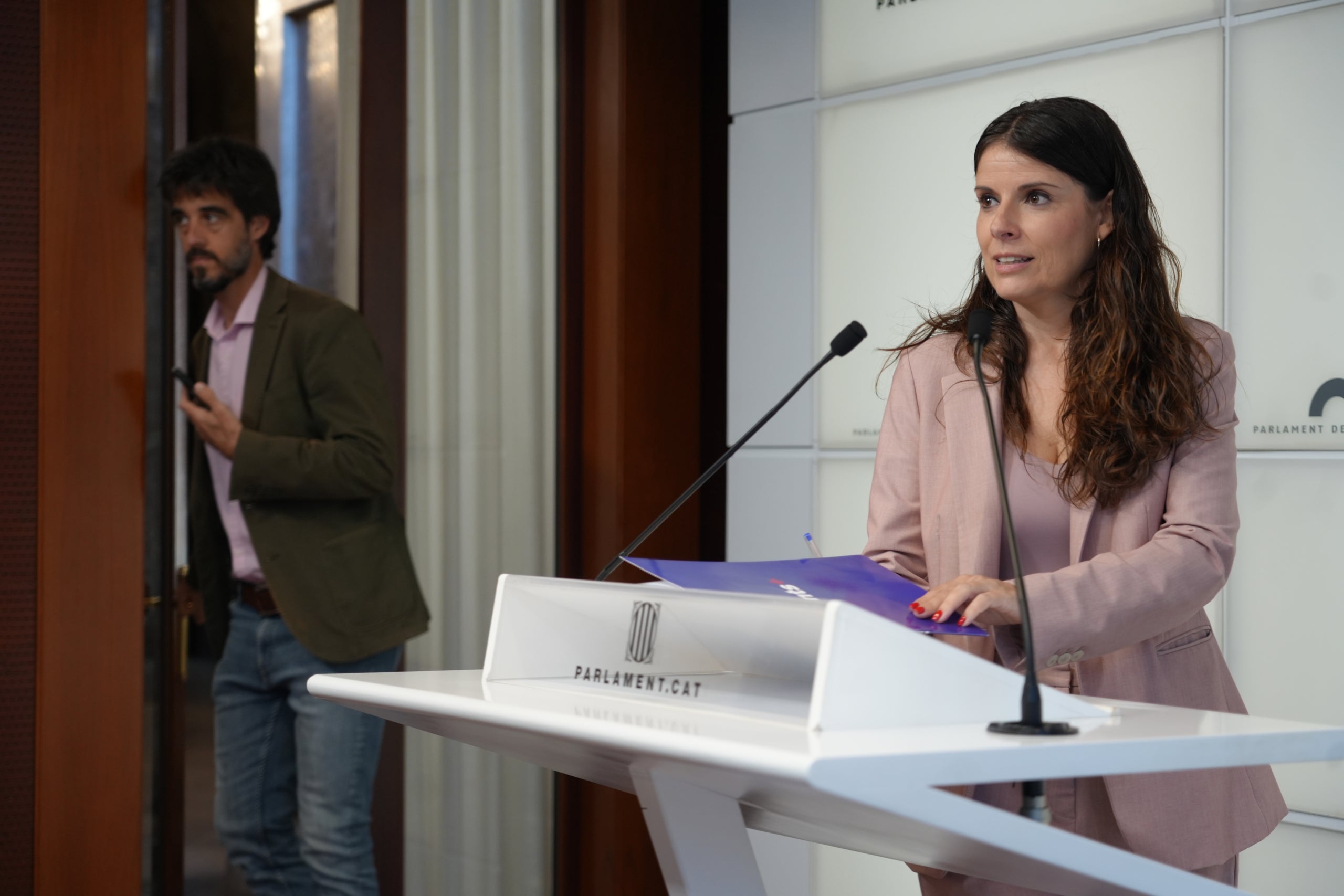 La presidenta del grup parlamentari de Junts, Mònica Sales, en roda de premsa. | Miquel Codolar (ACN)
