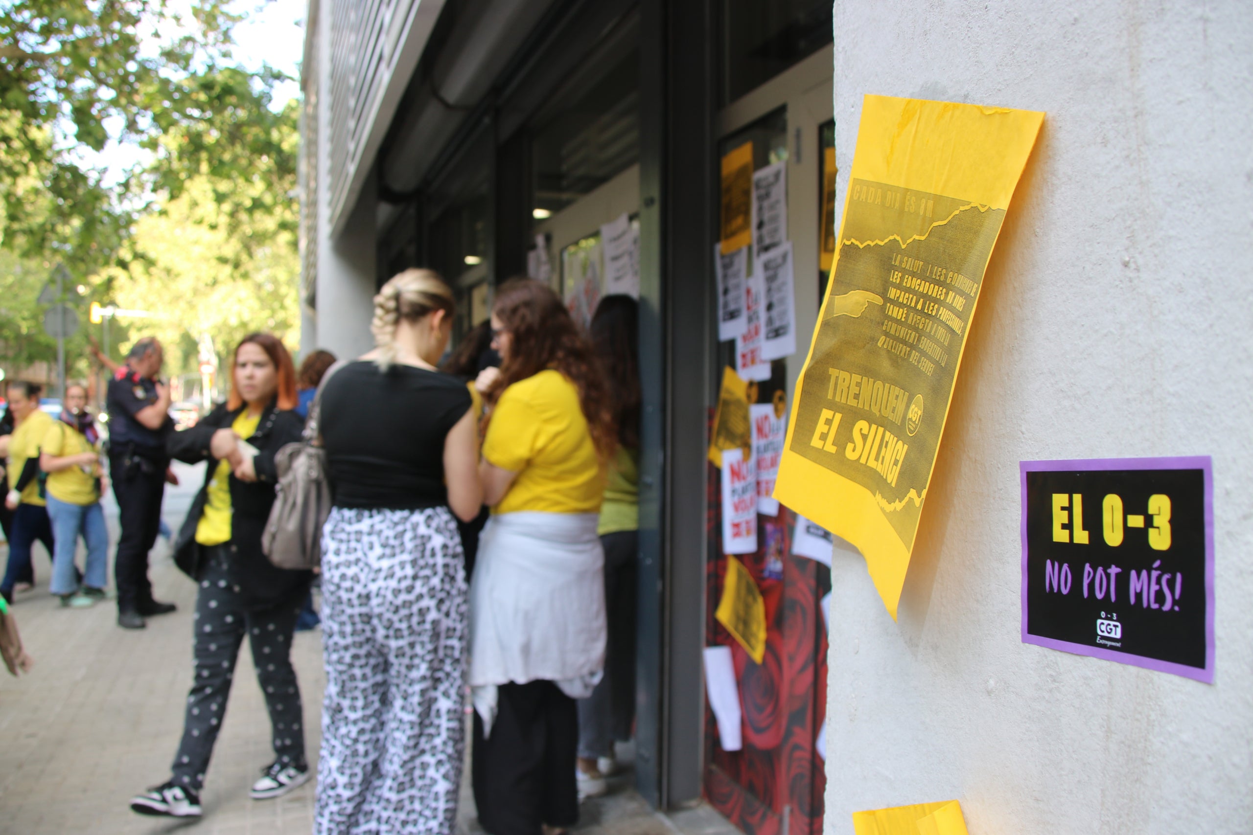 Han enganxat adhesius i fulls que reclamen millores per a l'educació 0-3 | Albert Hernàndez Ventós (ACN)