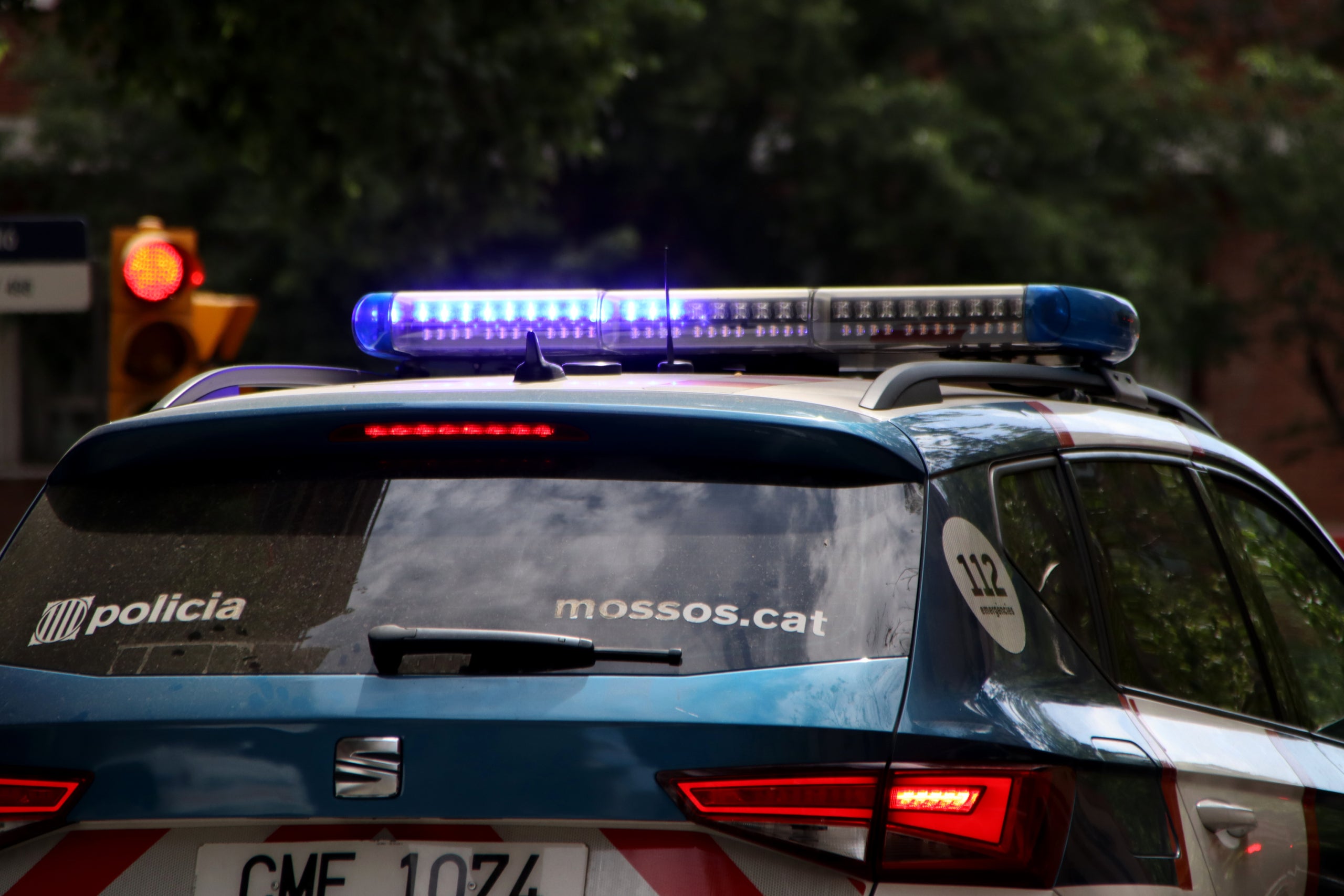 Llums encesos d'un cotxe dels Mossos | Blanca Blay (ACN)