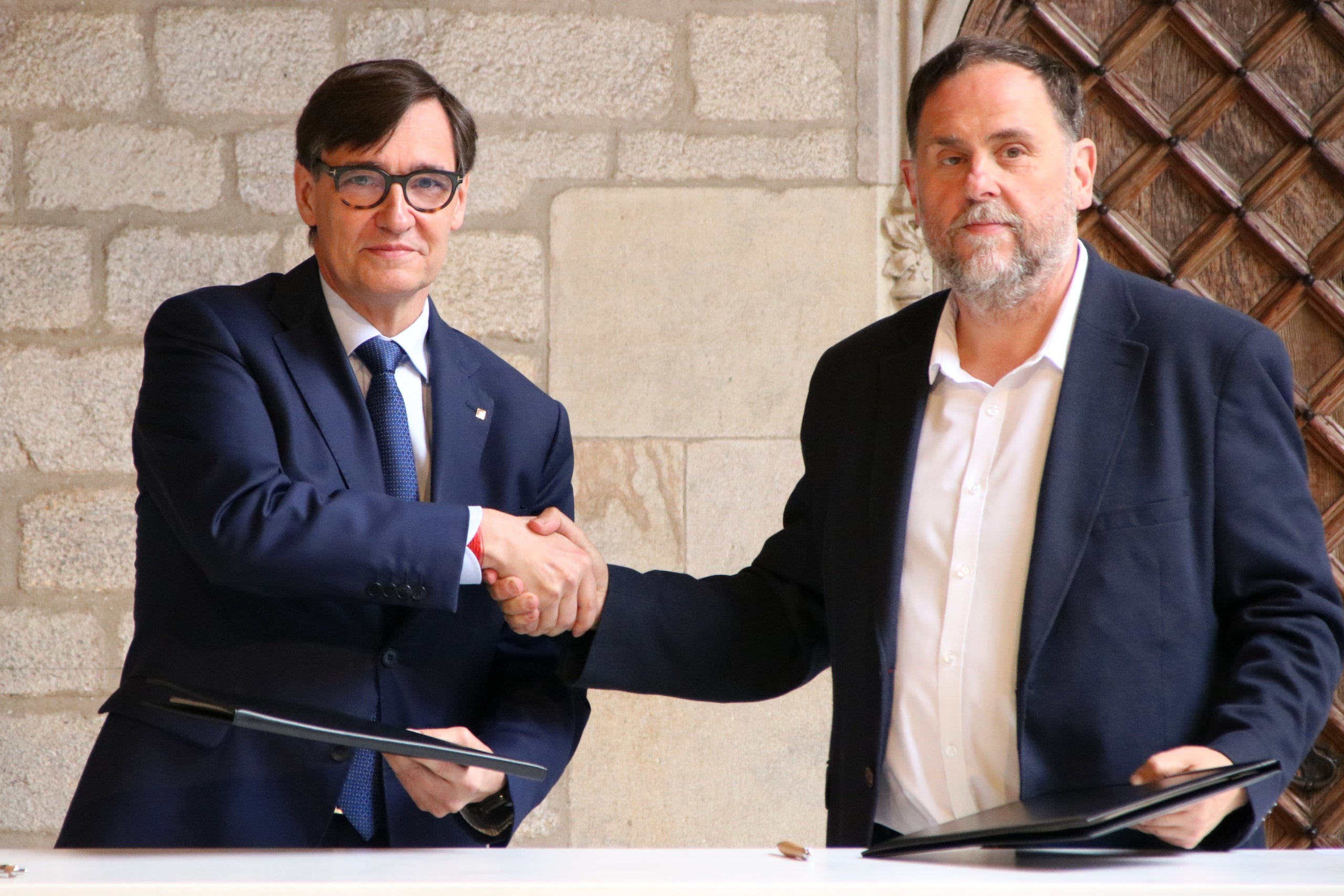 El president de la Generalitat, Salvador Illa, i el president d'ERC, Oriol Junqueras, segellen l'acord de pressupostos / ACN