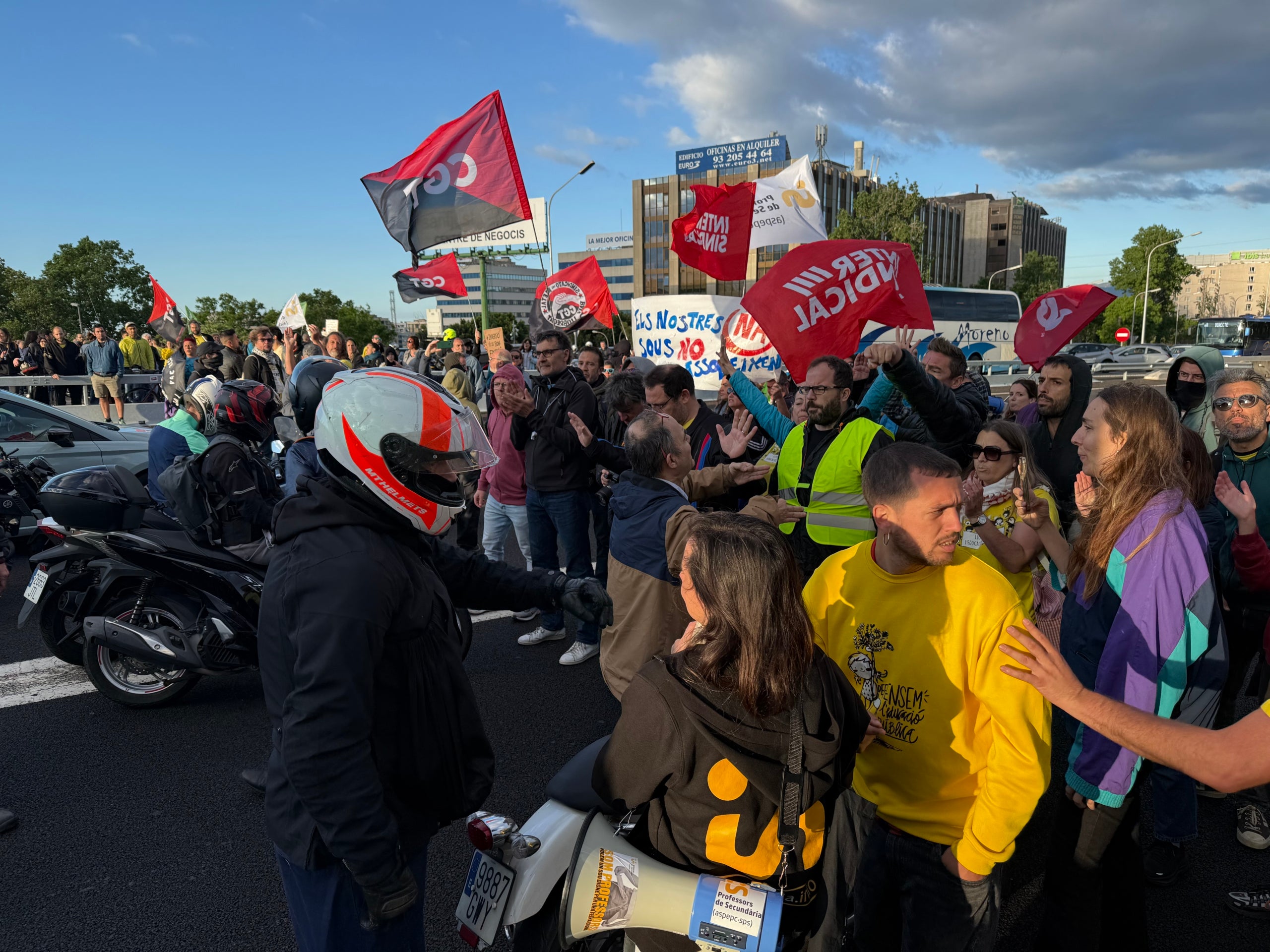 Motociclistas justo delante de los docentes que cortan el tráfico en la B-23. | Àlex Recolons (ACN)