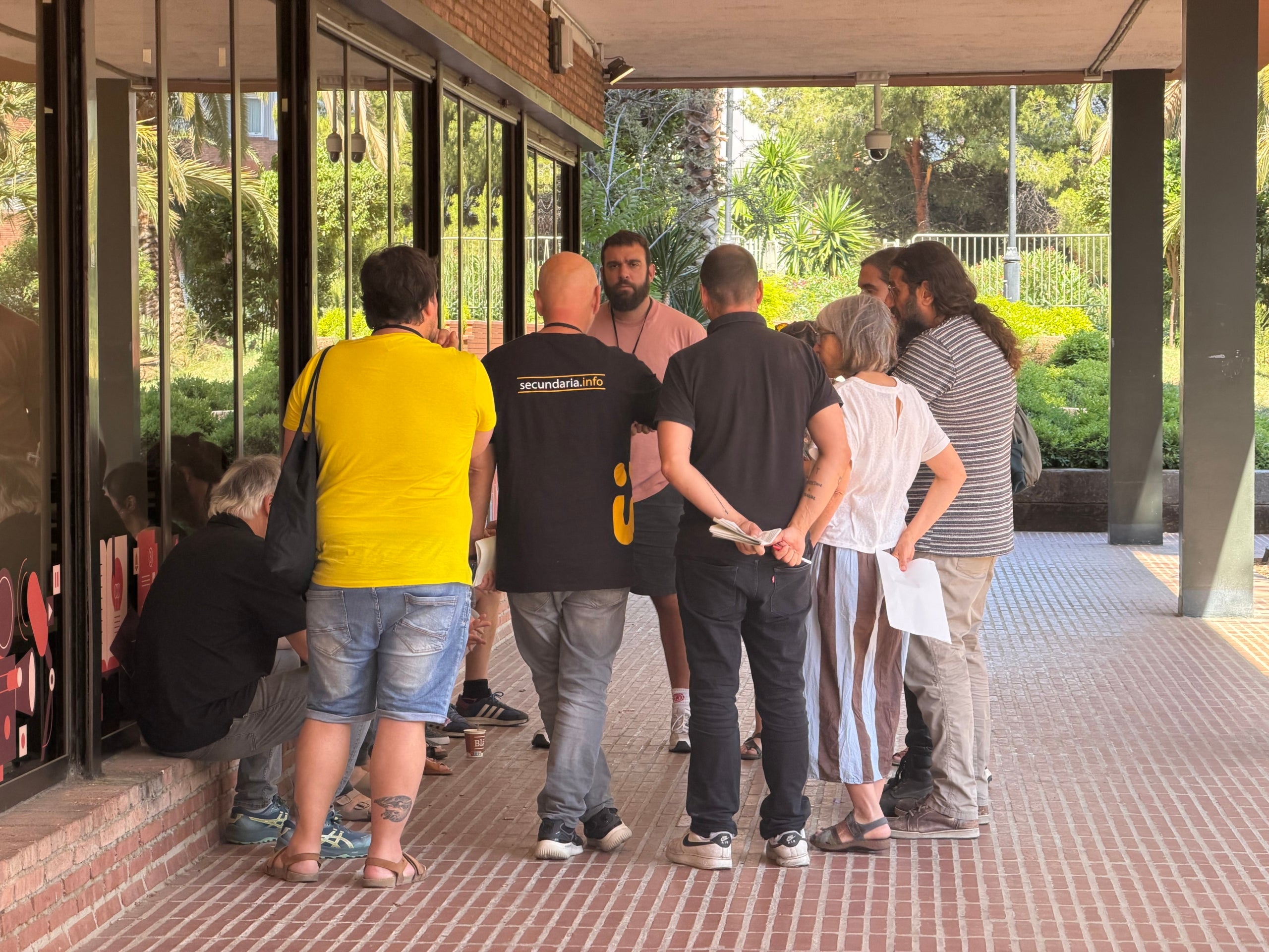 Els sindicats de la vaga d’educació valoren la nova proposta del departament durant un recés de la reunió a la conselleria.

Data de publicació: dijous 28 de maig del 2026, 16:21

Localització: Barcelona

Autor: Bernat Vilaró (ACN)