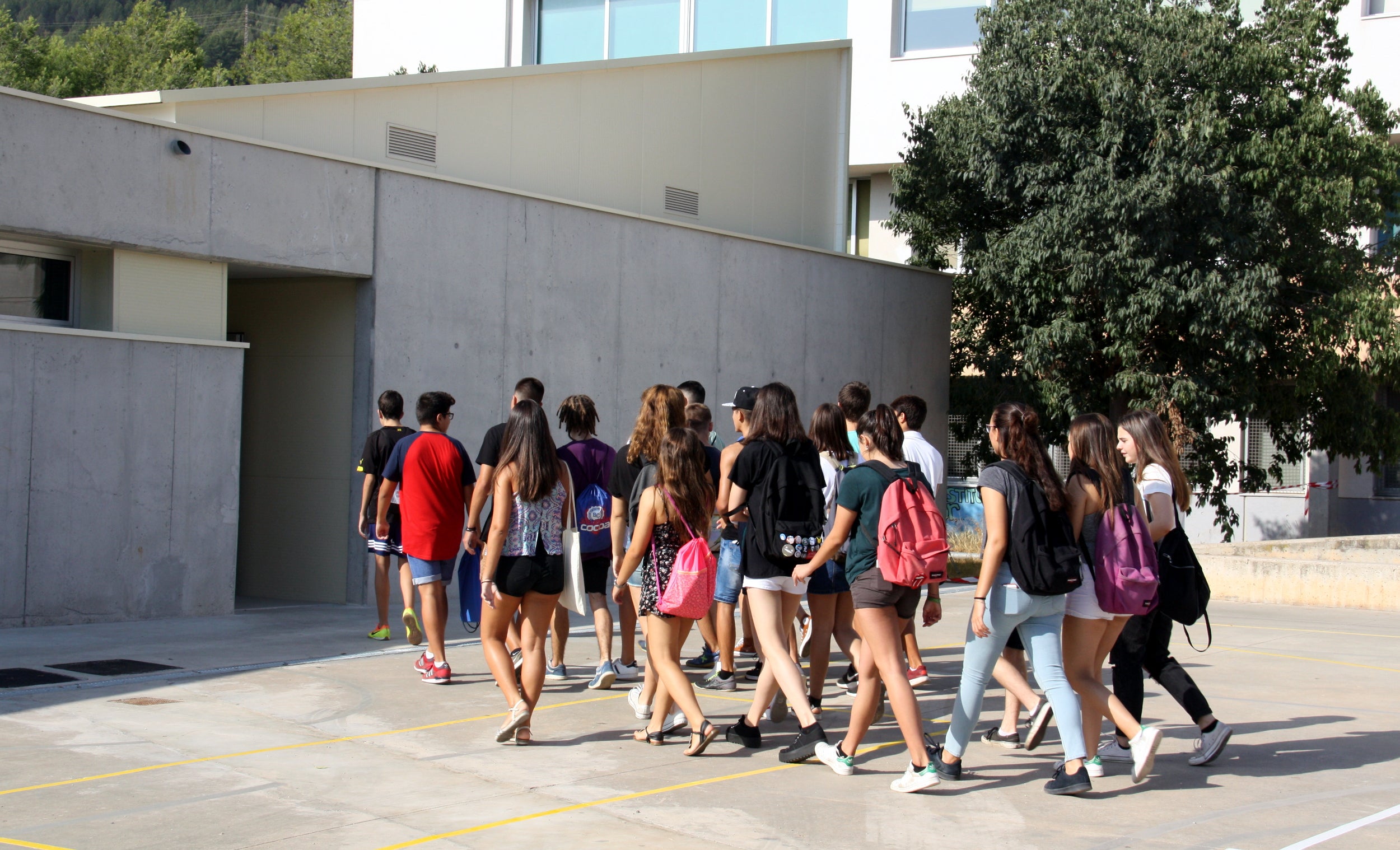 Alumnes de batxillerat entrant en un institut | Imatge d'arxiu, ACN
