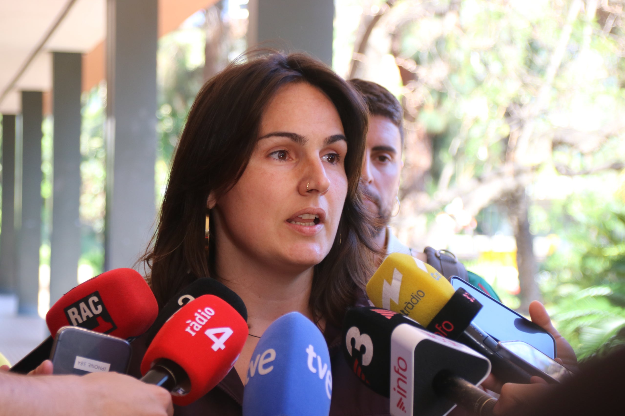 La portavoz de CGT, Laia Estapé, a la salida de la reunión con Educación | Albert Hernàndez Ventós (ACN)