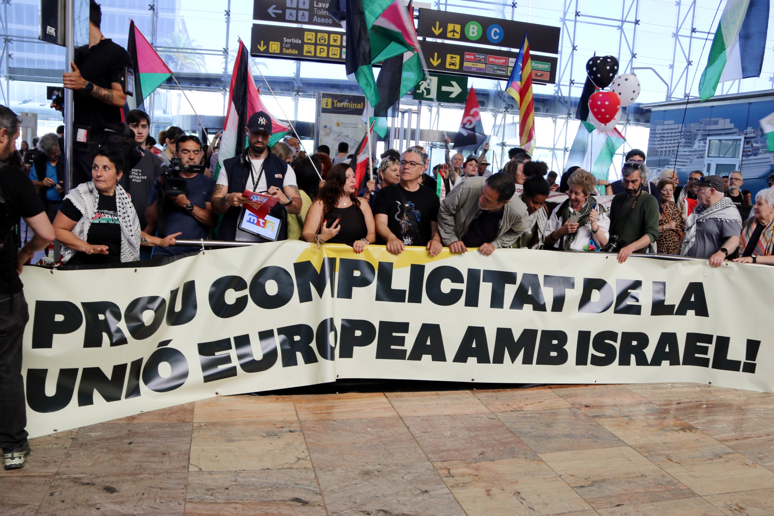 Familiars i amics dels membres de la Flotilla esperant a la T2 de l'aeroport del Prat | Jordi Bataller (ACN)