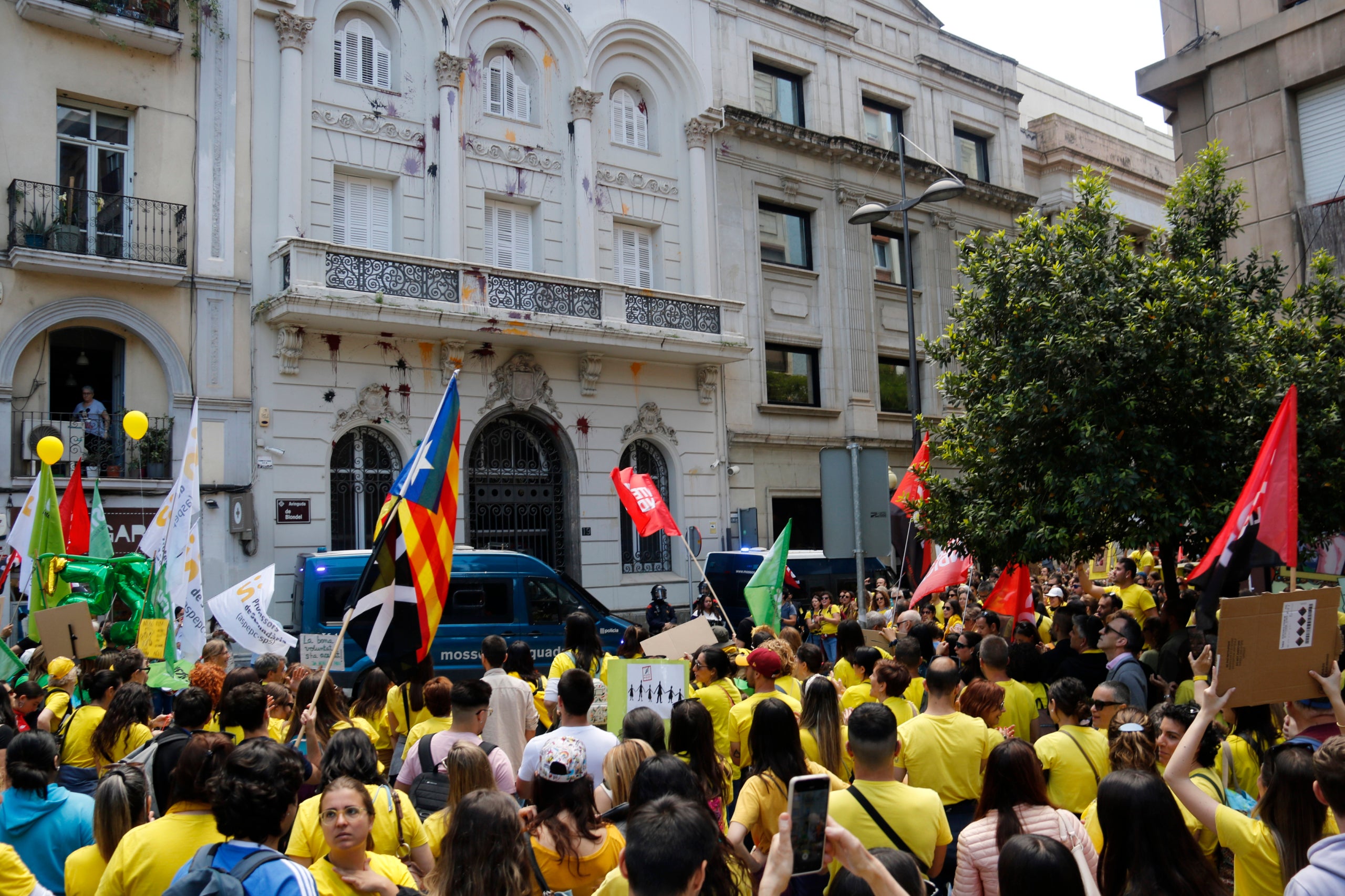 Los docentes han llevado la protesta frente a la sede del PSC en Lleida | Anna Berga (ACN)