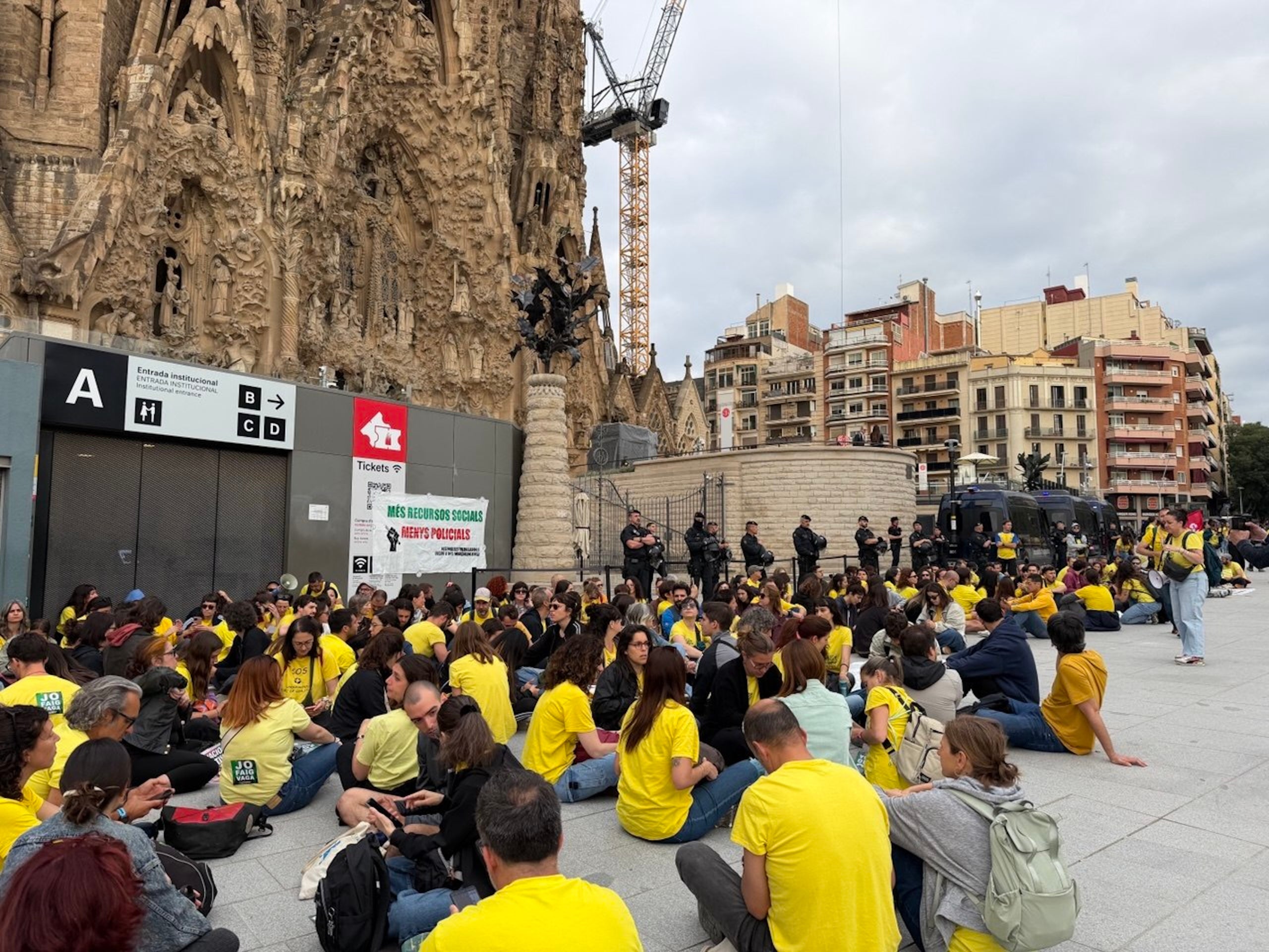 Seguda de docents davant la Sagrada Família. | Laura Fíguls (ACN)