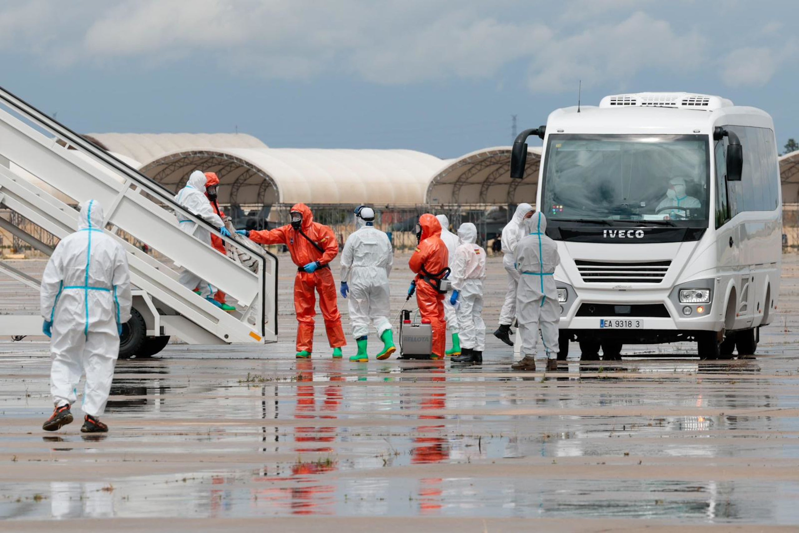 Salida de pasajeros desde el avión que ha aterrizado en Torrejón de Ardoz. | Cedidas por La Moncloa