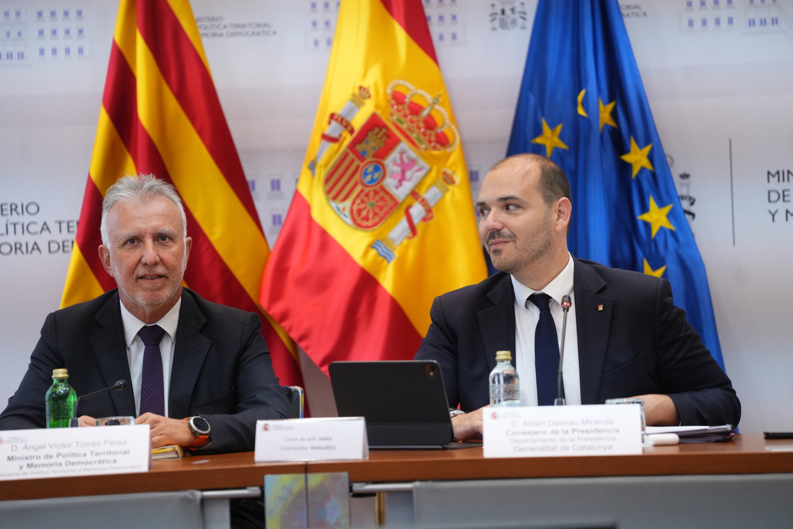 El conseller de la Presidència, Albert Dalmau, i el ministre de Política Territorial, Ángel Víctor Torres, durant la reunió / ACN