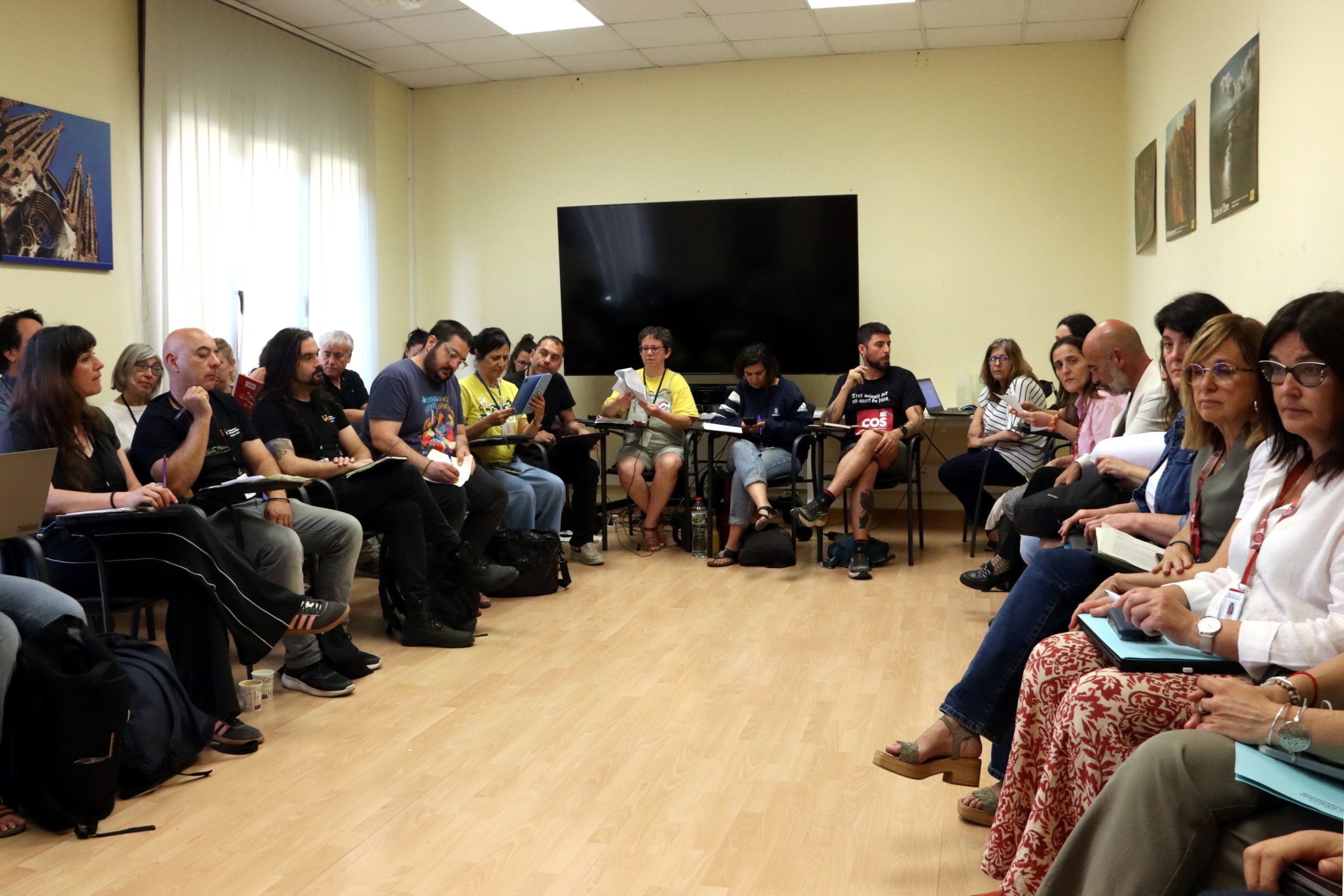 Inici de la reunió entre sindicats i responsables d'Educació per negociar millores en un context de vagues i mobilitzacions dels docents, en un edifici annex al departament, a Barcelona | Laura Fíguls (ACN)