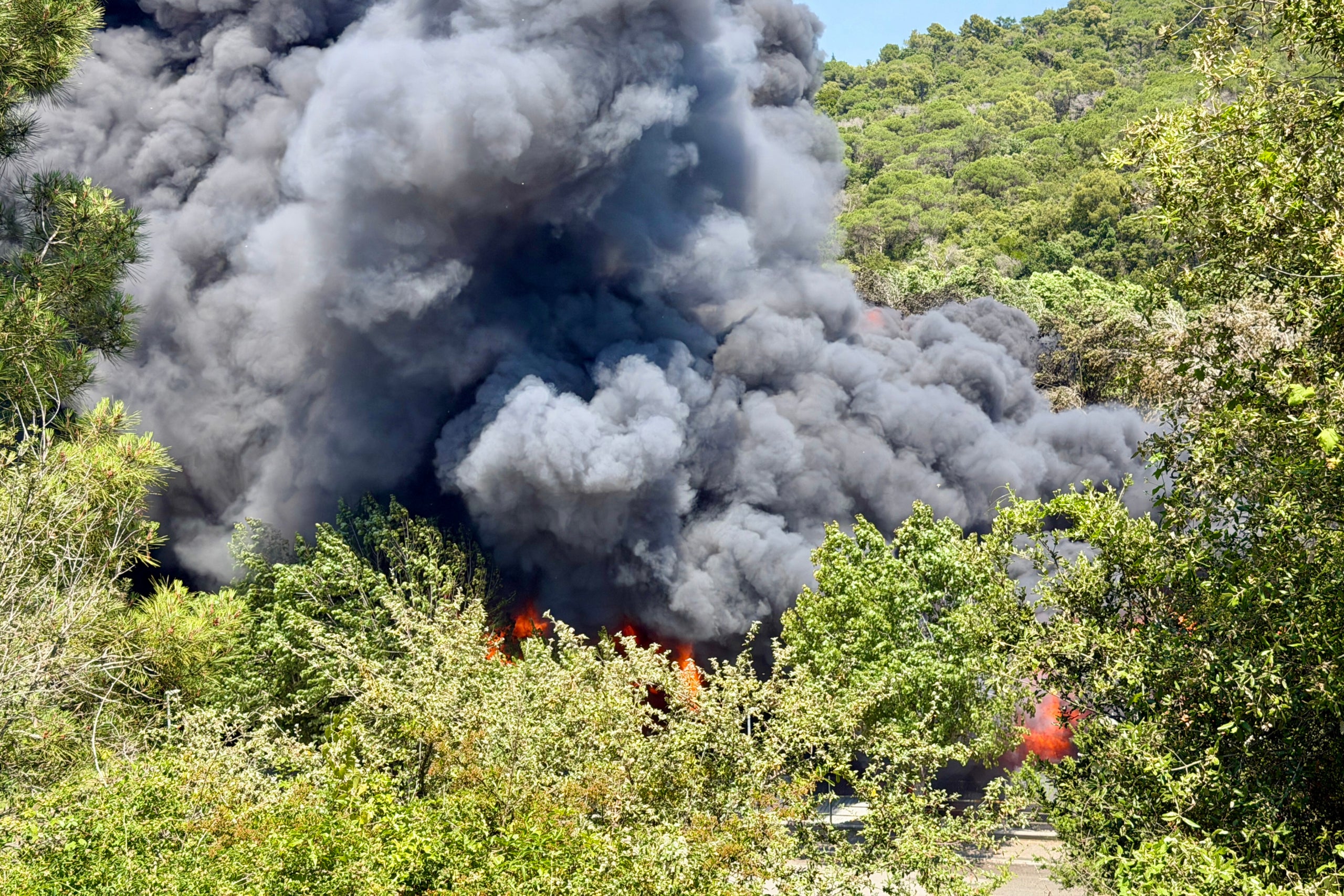 Incendi forestal a d'Òrrius, al Maresme, que ha començat en una indústria / ACN-Jordi Pujolar