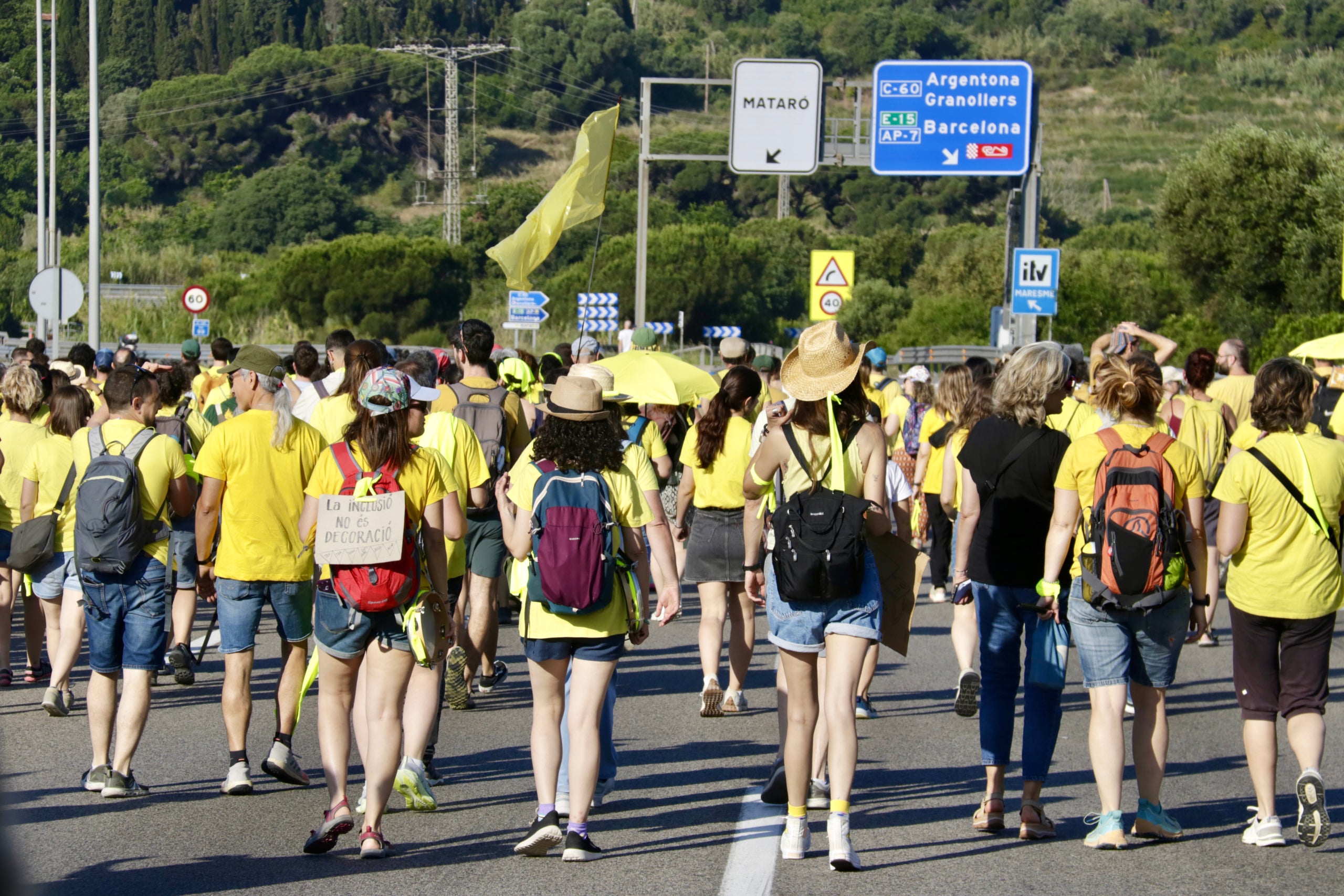 Docentes caminando por la C-32 en Mataró. | Jordi Pujolar (ACN)