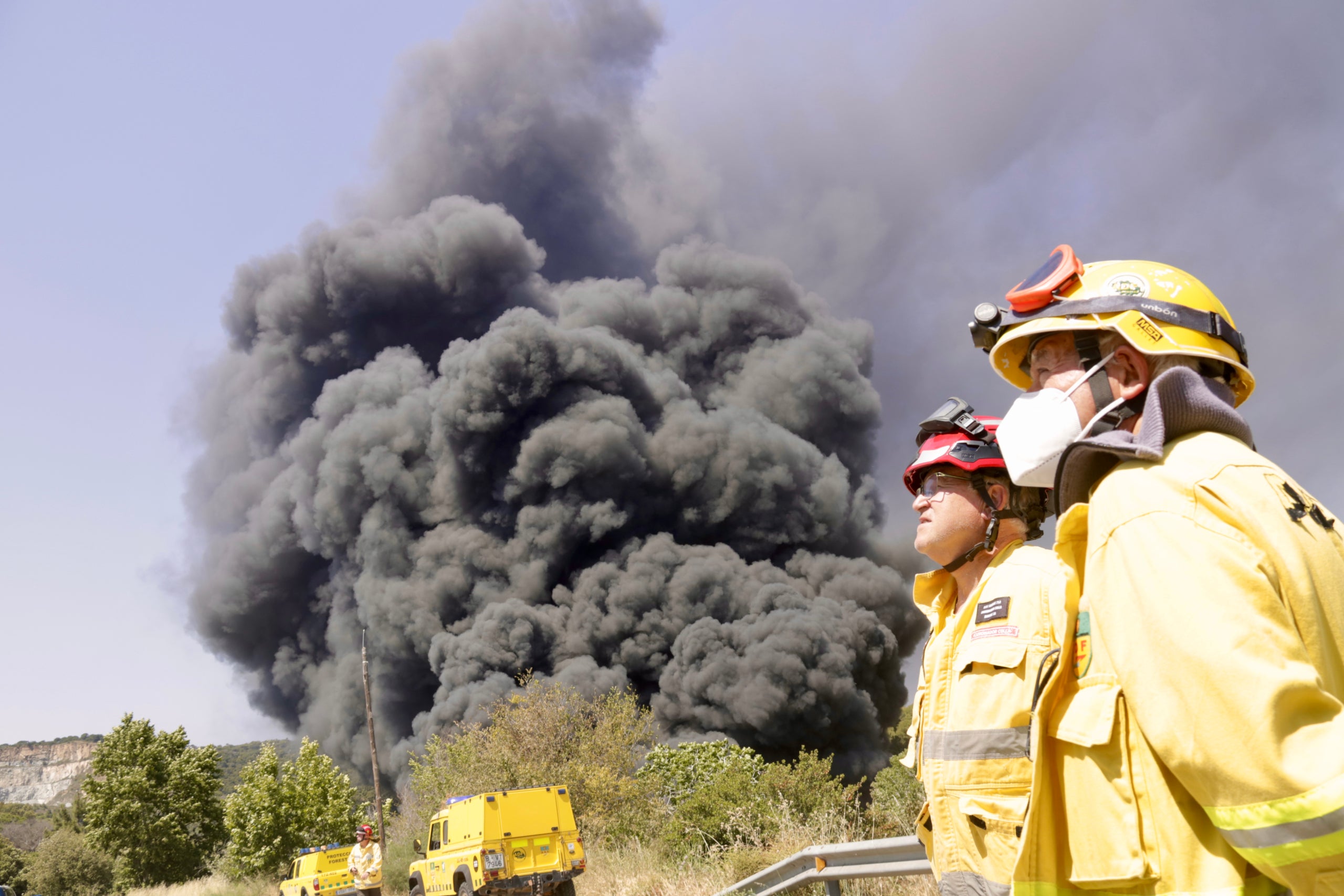 Agentes de los ADF ante el incendio de Òrrius. | Jordi Pujolar (ACN)