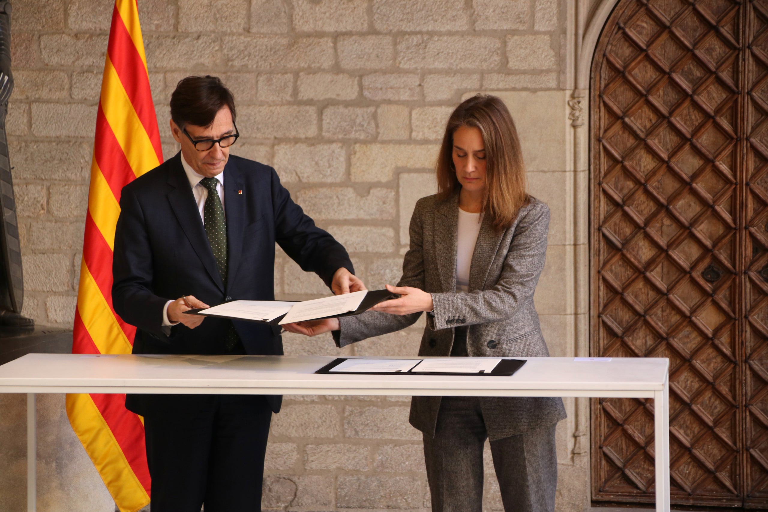 El president de la Generalitat, Salvador Illa, i la presidenta dels Comuns al Parlament, Jéssica Albiach, firmen l'acord per als pressupostos | Sara Soteras (ACN)