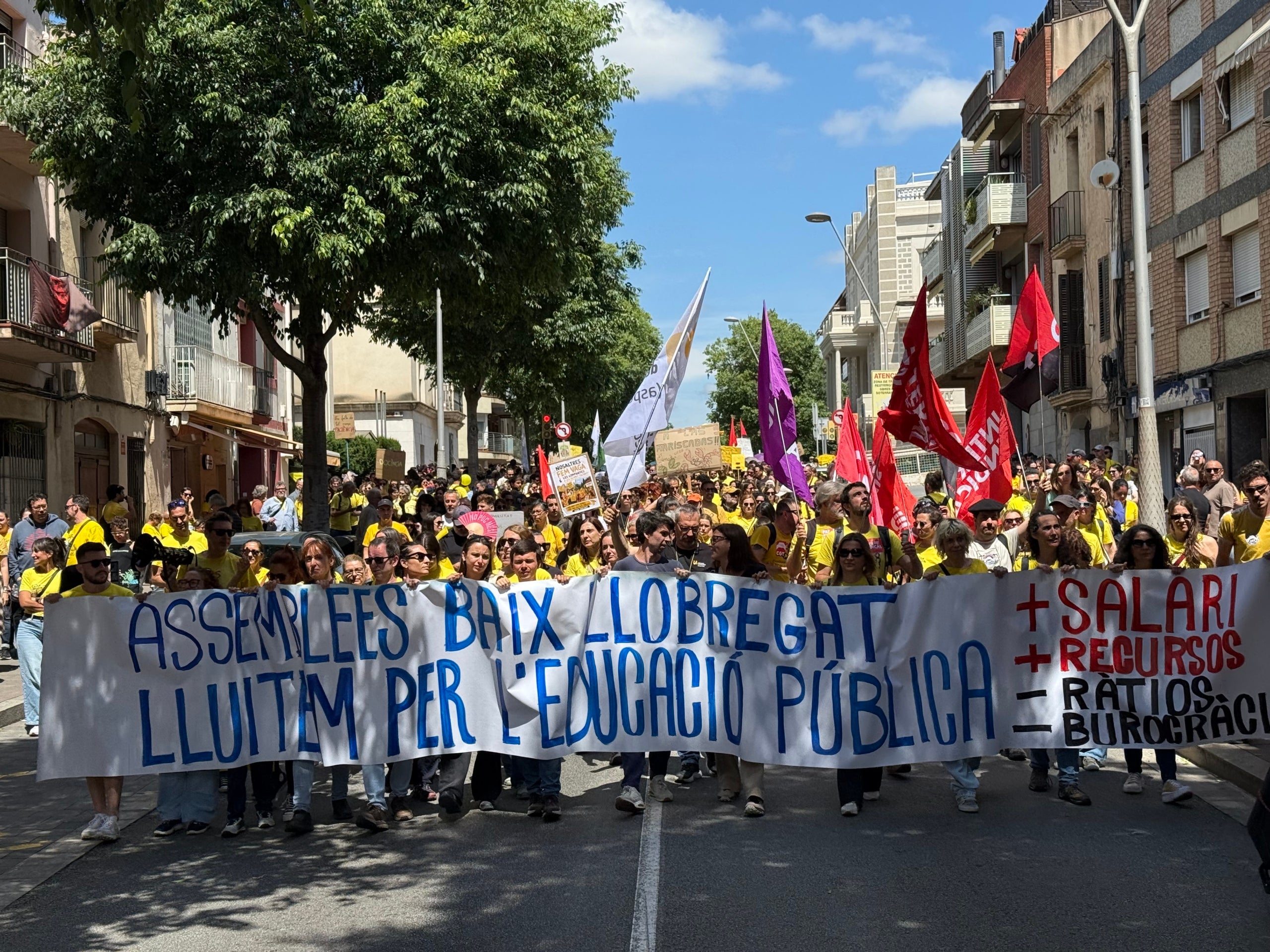Pancarta que ha obert la marca dels docents pel centre de Sant Feliu de Llobregat | Àlex Recolons (ACN)