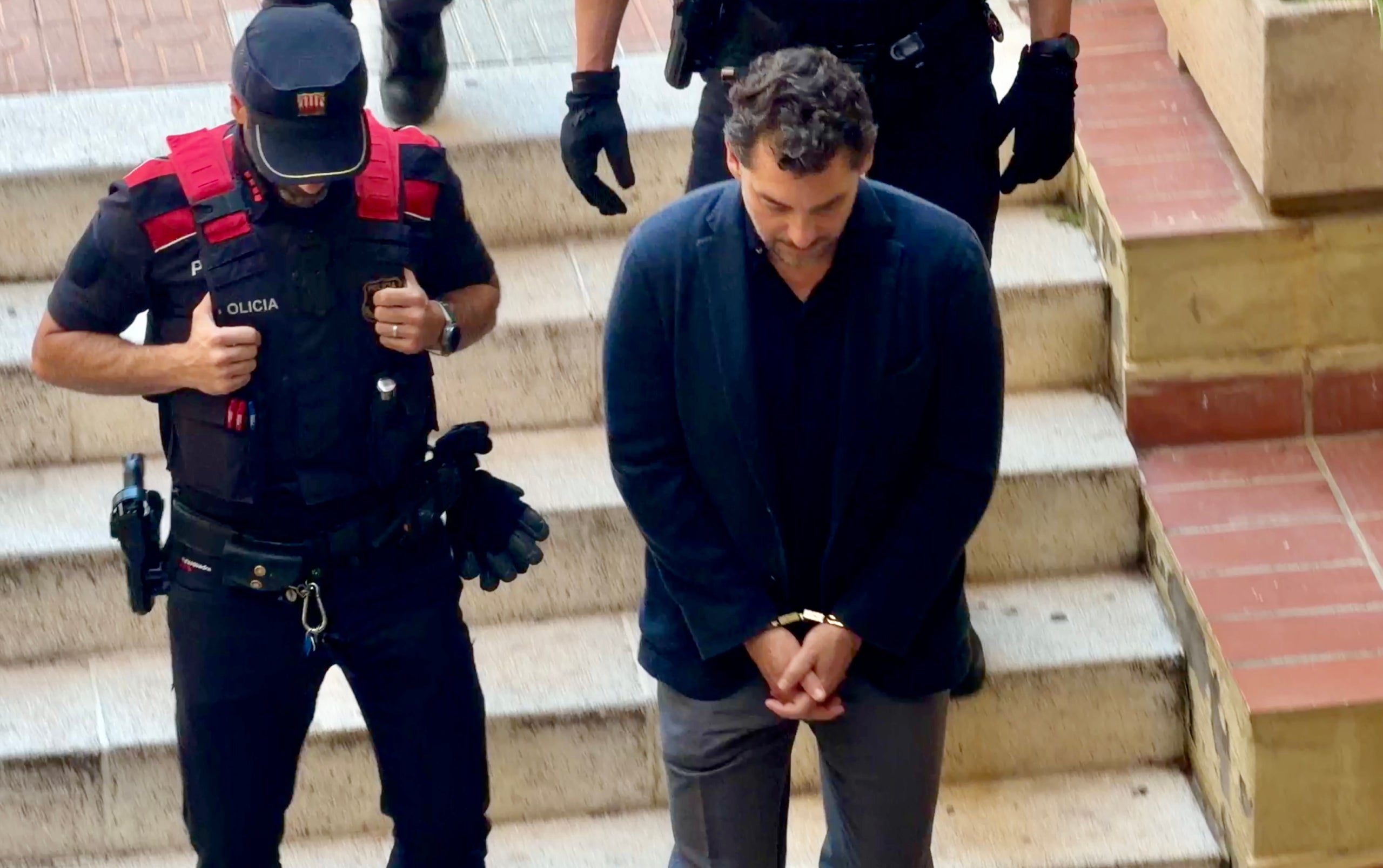 Jonathan Andic, emmanillat custodiat per un Mosso d’Esquadra als jutjats de Martorell / ACN