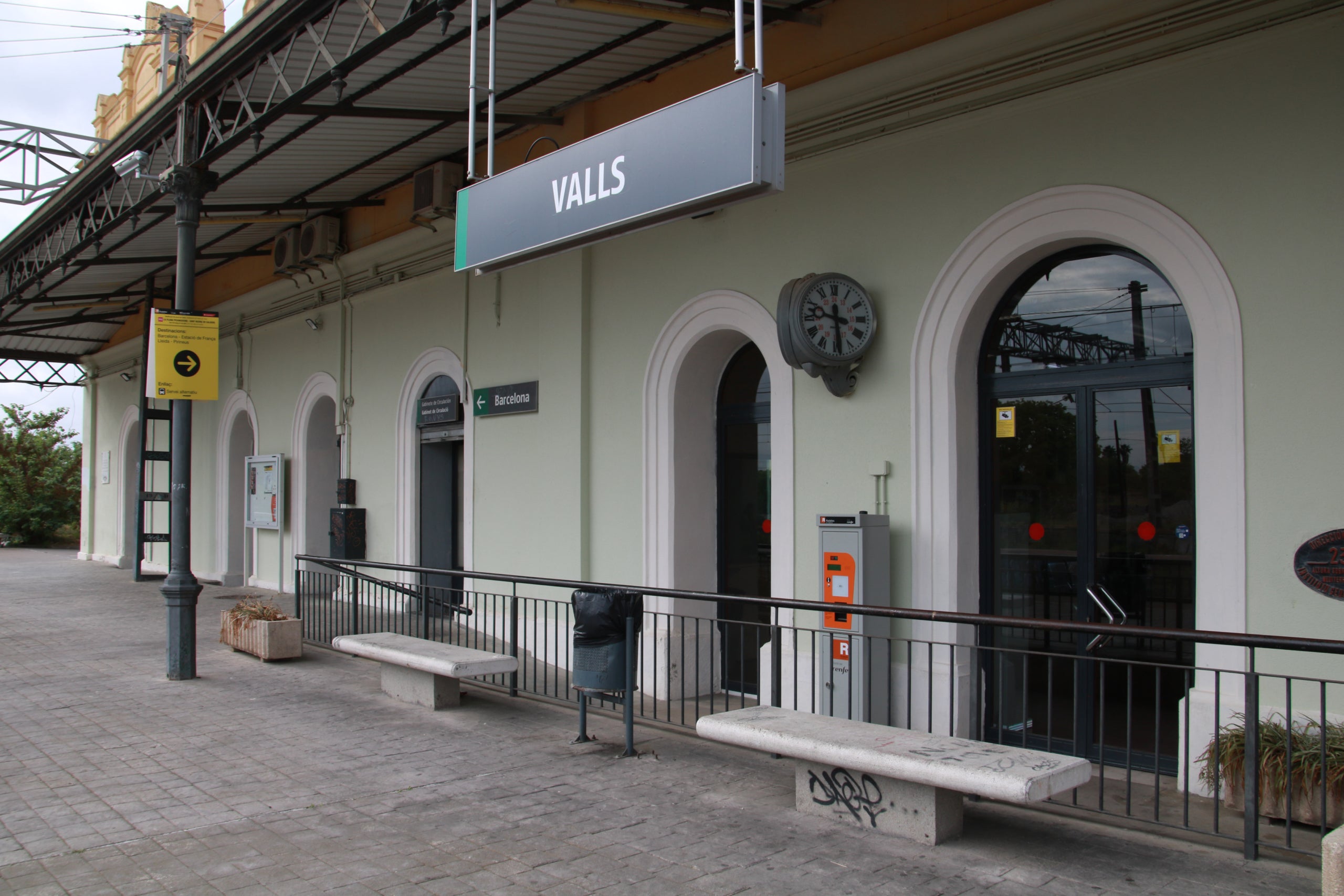 Un cartel informativo por el corte ferroviario por obras en el R-13 en la estación de trenes de Valls | Mar Rovira (ACN)