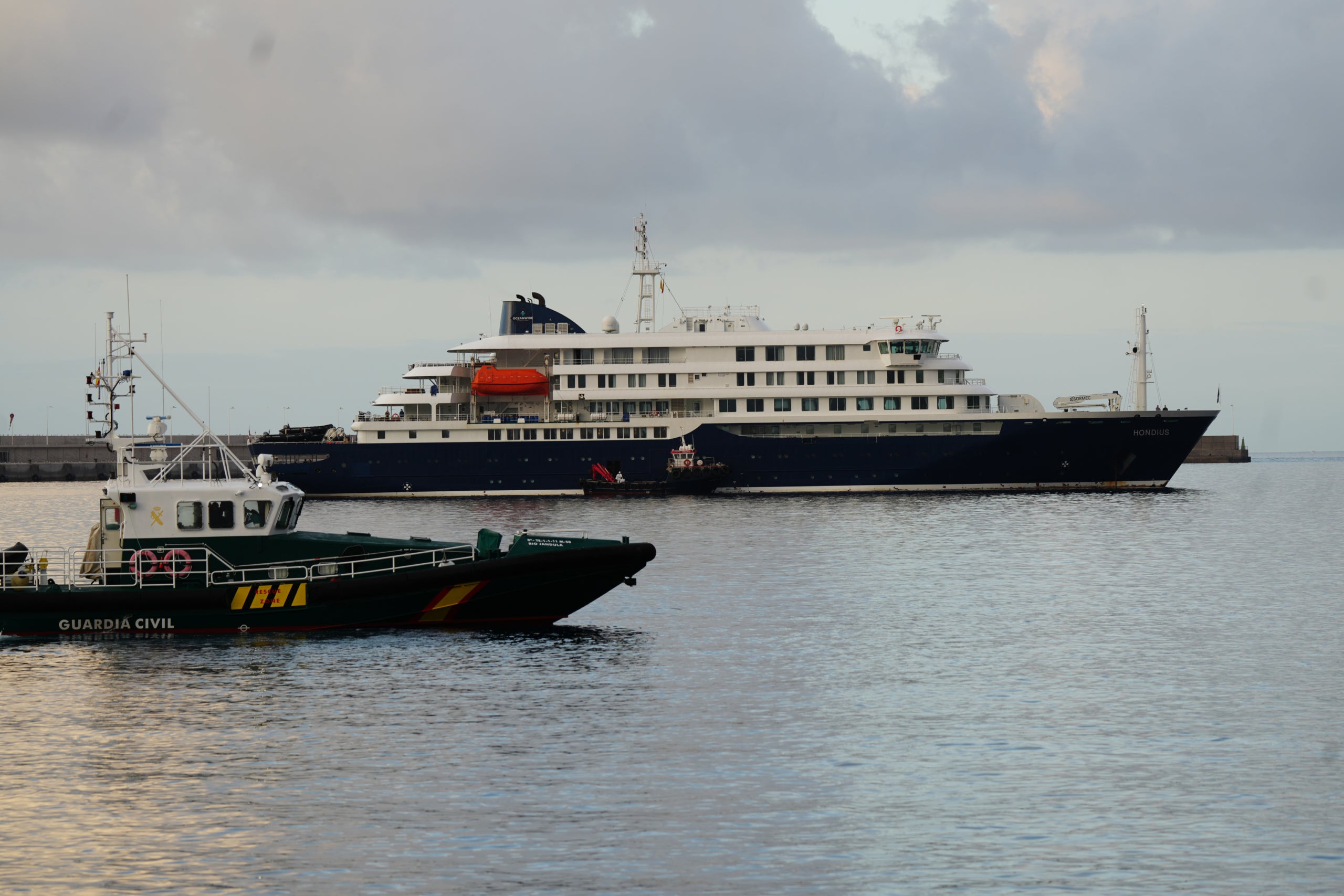 L'MV Hondius, al Port de Granadilla. | Miquel Codolar (ACN)