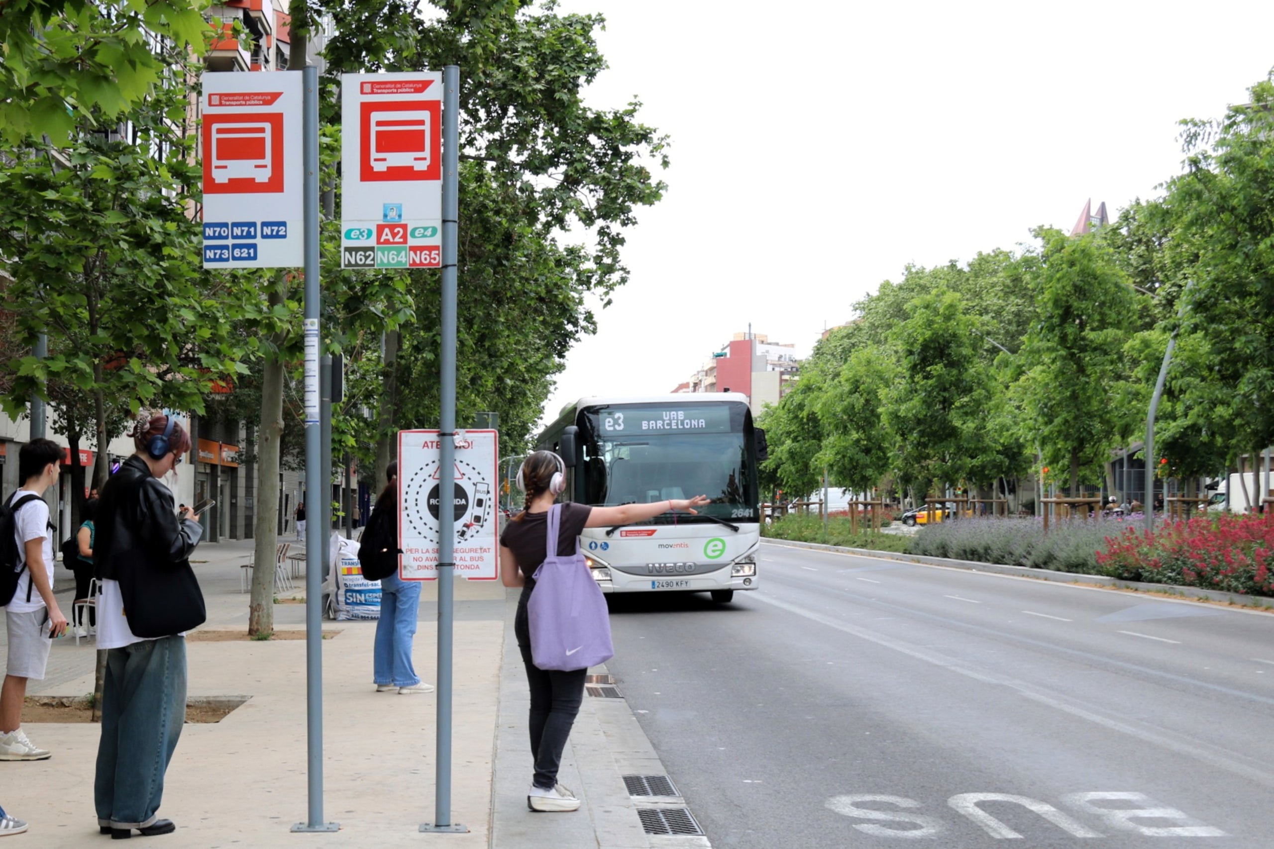 Usuaris esperant l'autobús a una de les parades de busos interurbans de l'avinguda Meridiana de Barcelona / ACN