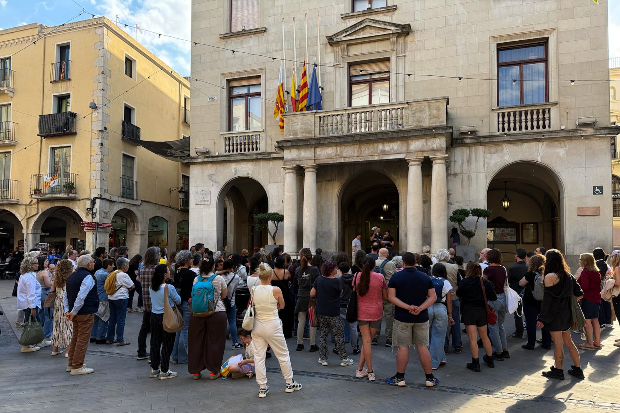 Concentració de protesta a les portes de l'Ajuntament de Figueres pel crim masclista de dimarts / Gerard Vilà (ACN)