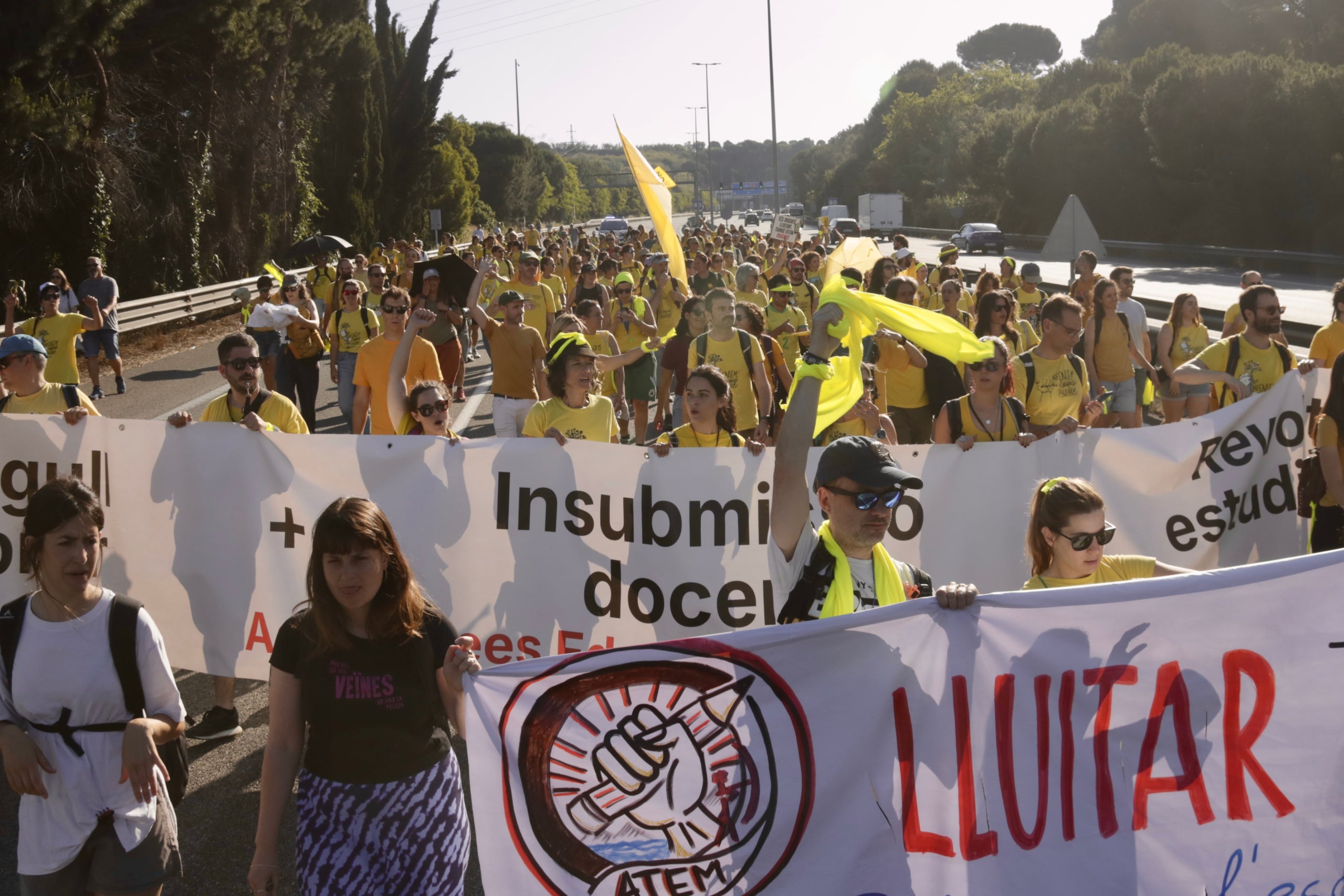 Docentes manifestándose en la C-32 en Mataró. | Jordi Pujolar (ACN)