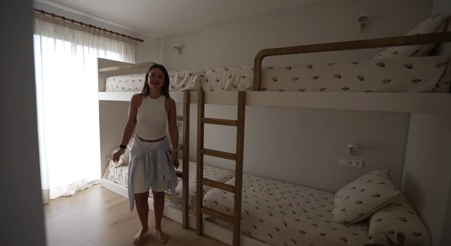 Así es la habitación de la hija de Laura Escanes en Menorca - Youtube
