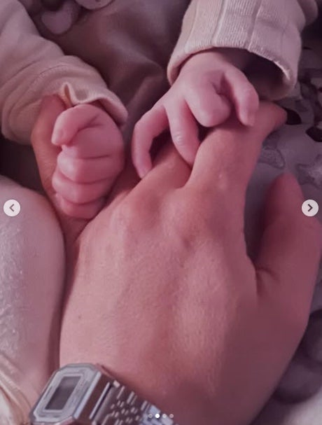 Arnau París publica una foto amb les manetes dels bebès - Instagram