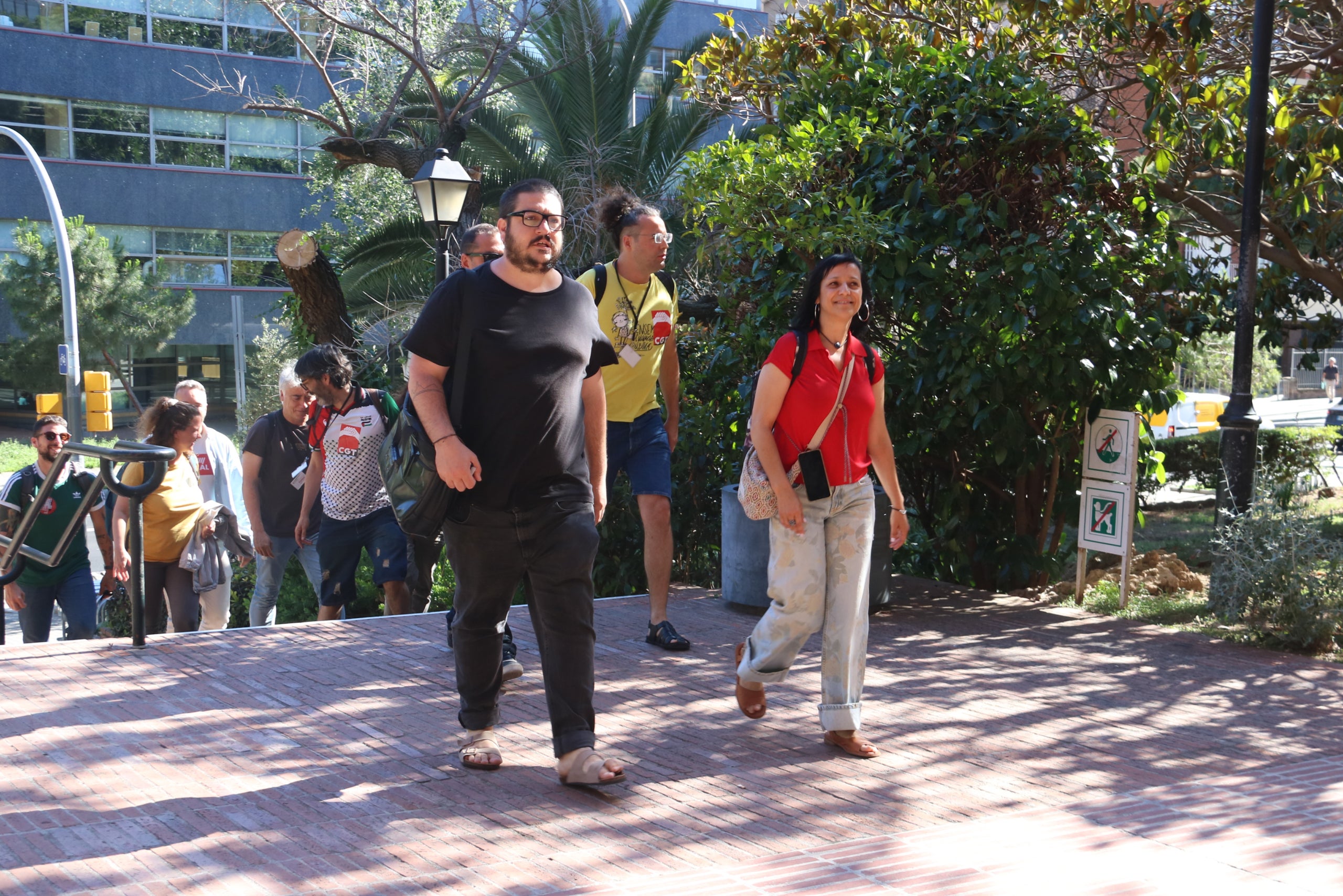 Els portaveus sindicals arribant a la seu d'Educació | María Belmez (ANC)