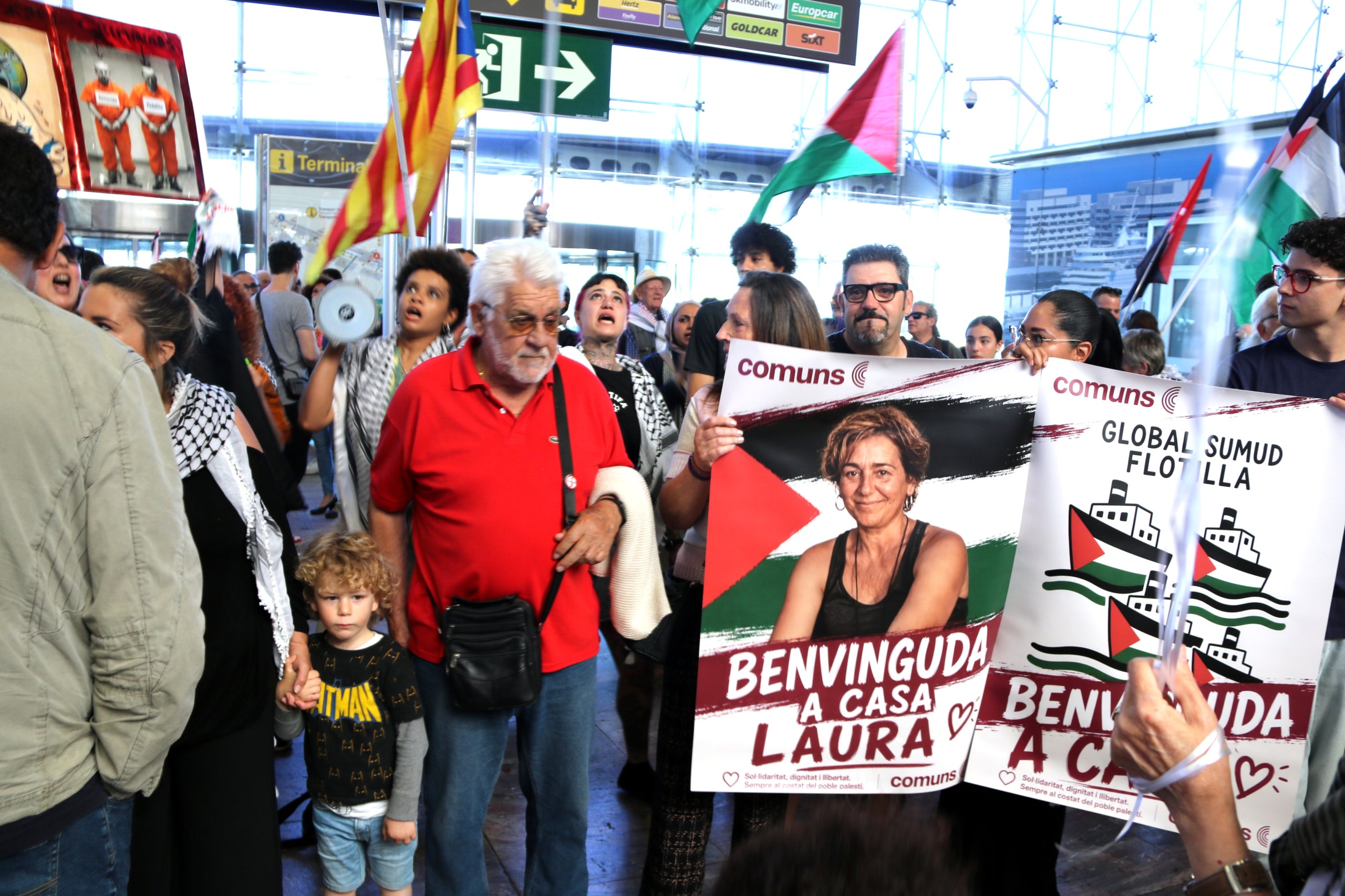 Familiars i amics dels membres de la Flotilla esperant a la T2 de l'aeroport del Prat | Jordi Bataller (ACN)