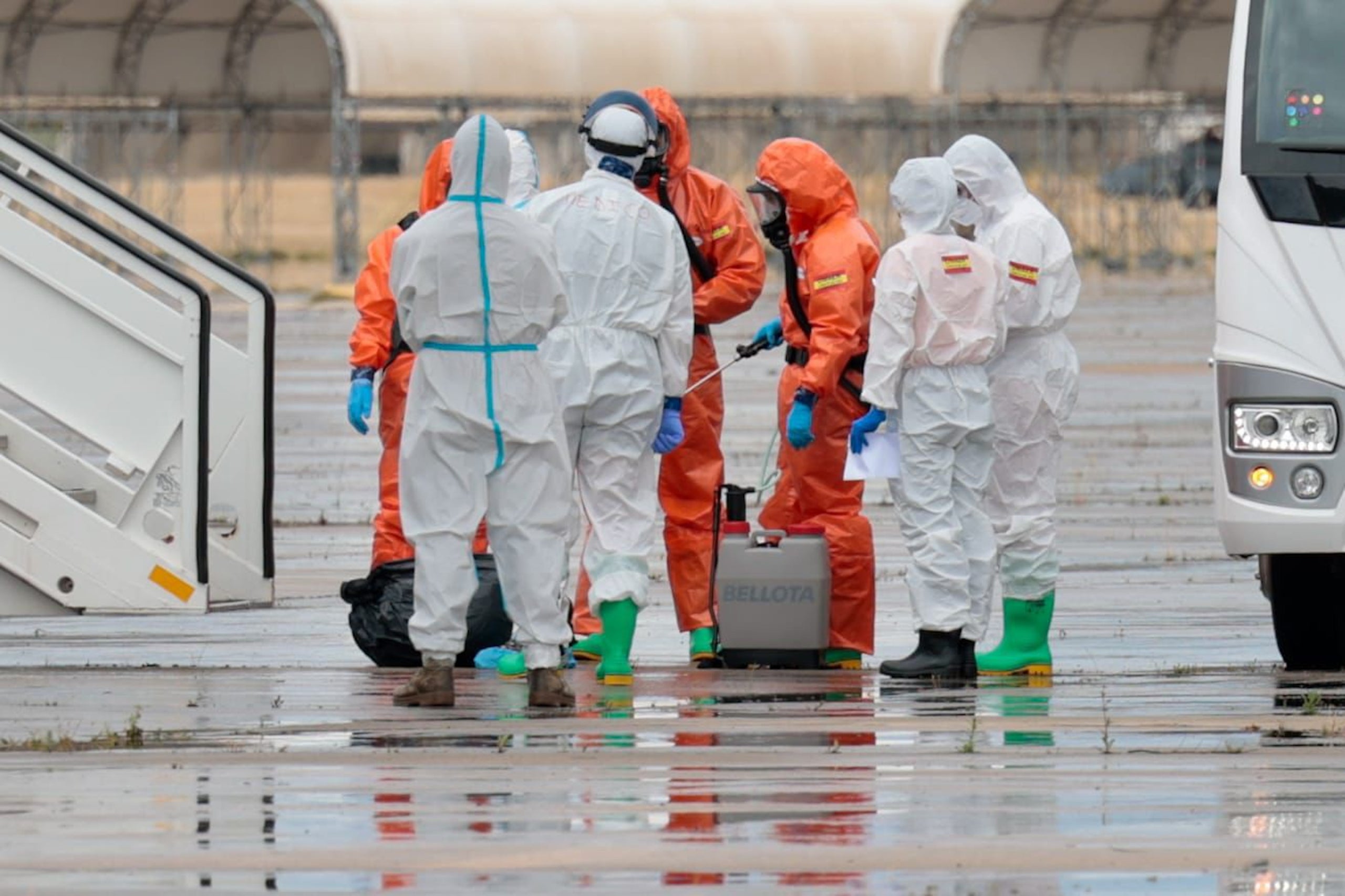 Tasques de desinfecció pel brot d'hantavirus, a l'aeroport de Torrejón d'Ardoz / Cedides a l'ACN per la Moncloa  