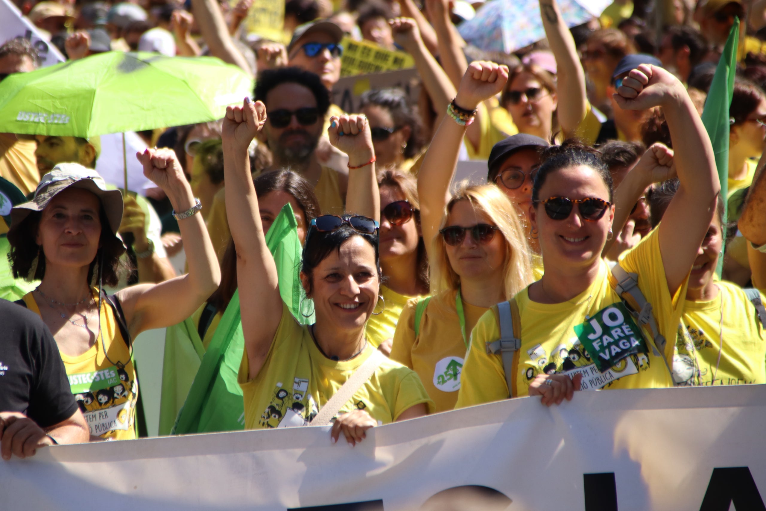 La portaveu d'USTEC, Iolanda Segura, a la capçalera de la manifestació | Blanca Blay (ACN)