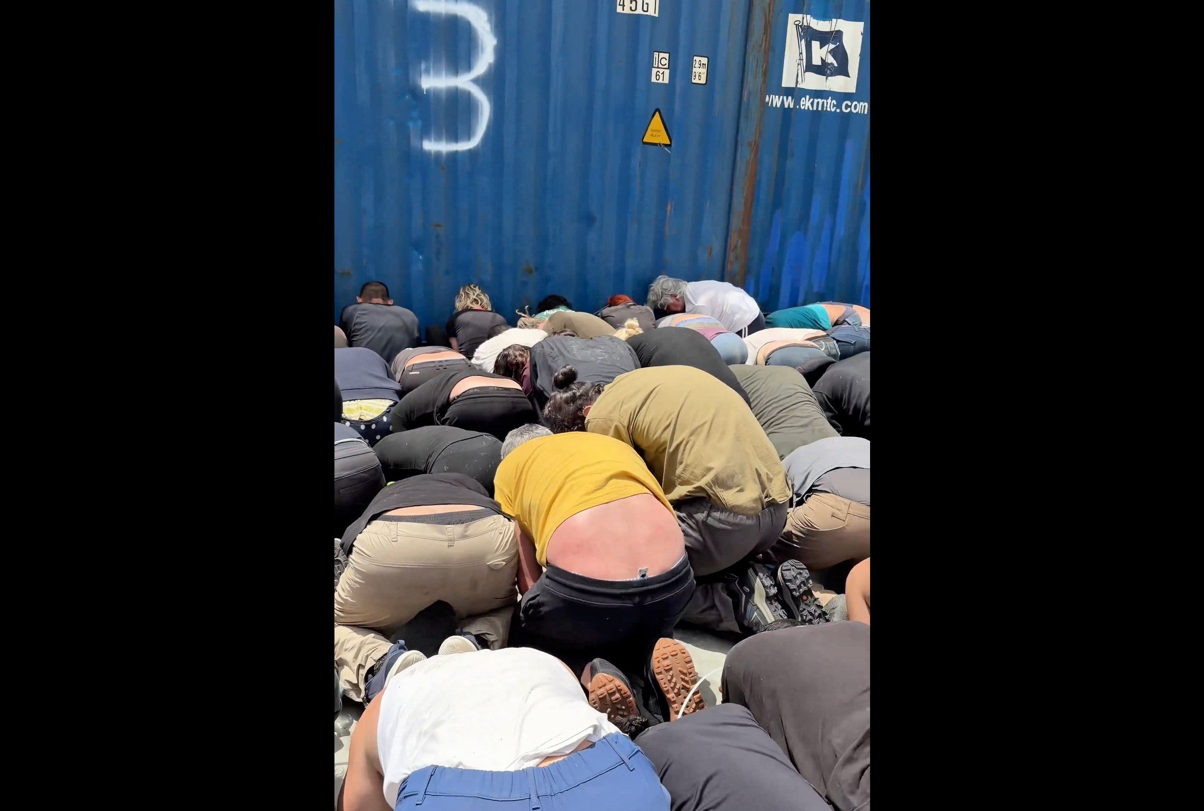 Miembros de la flotilla detenidos por Israel, en el vídeo que ha publicado el ministro hebreo de Seguridad en la red X